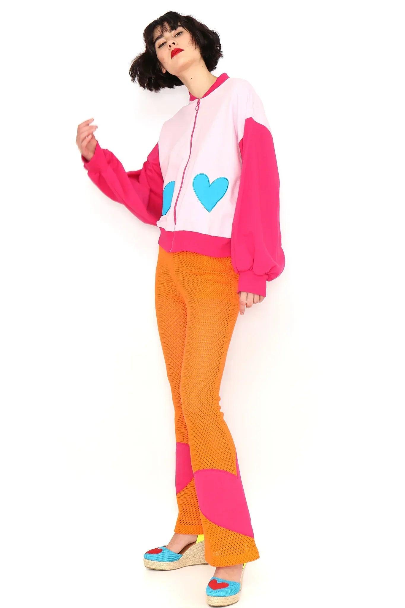 Pantalón naranja con calado, dobladillo acampanado y parches rosa con corazón