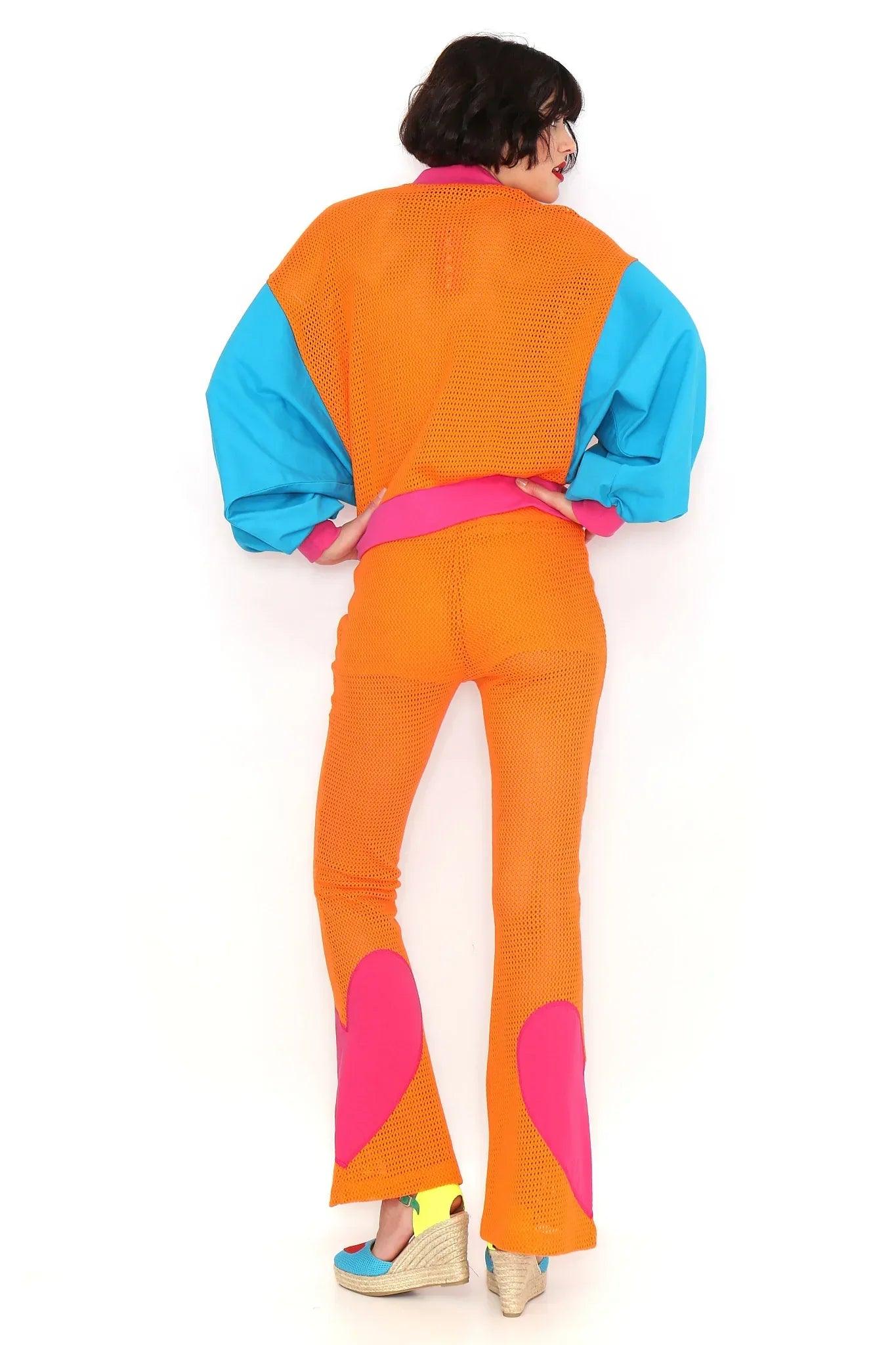 Pantalón naranja con calado y parches rosa en muslos, corte recto