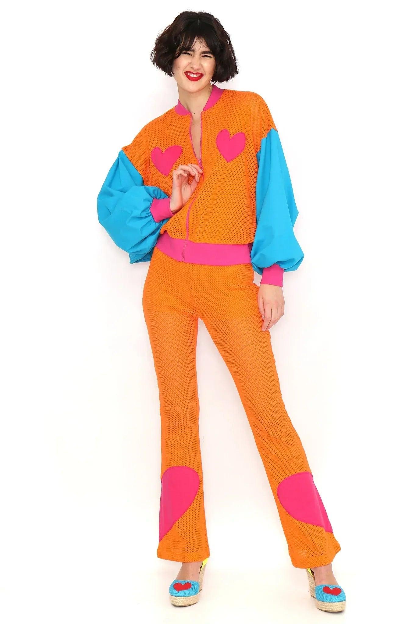 Pantalón naranja con calado y parches rosa en forma de corazón, acabado recto