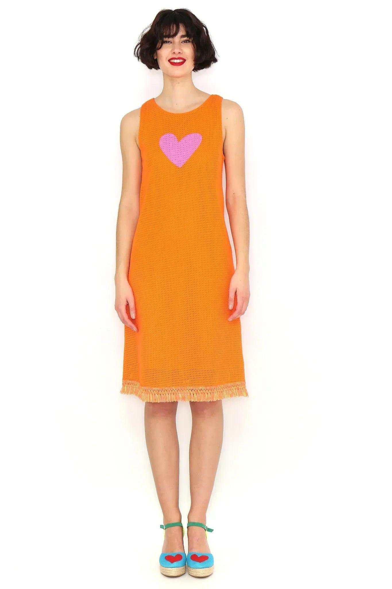 Vestido sin mangas naranja con flecos en el bajo y corazón rosa