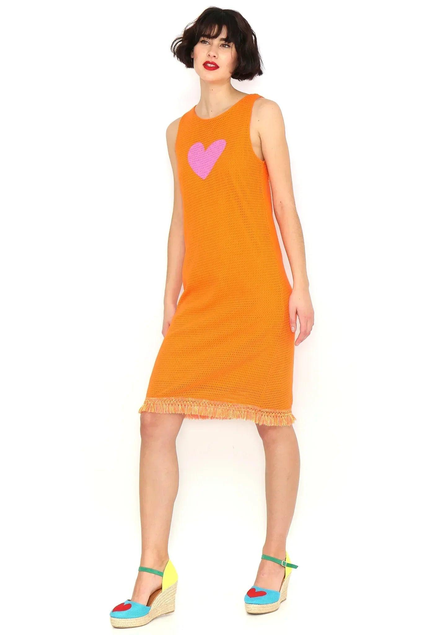 Vestido sin mangas naranja con flecos en el bajo, vista lateral