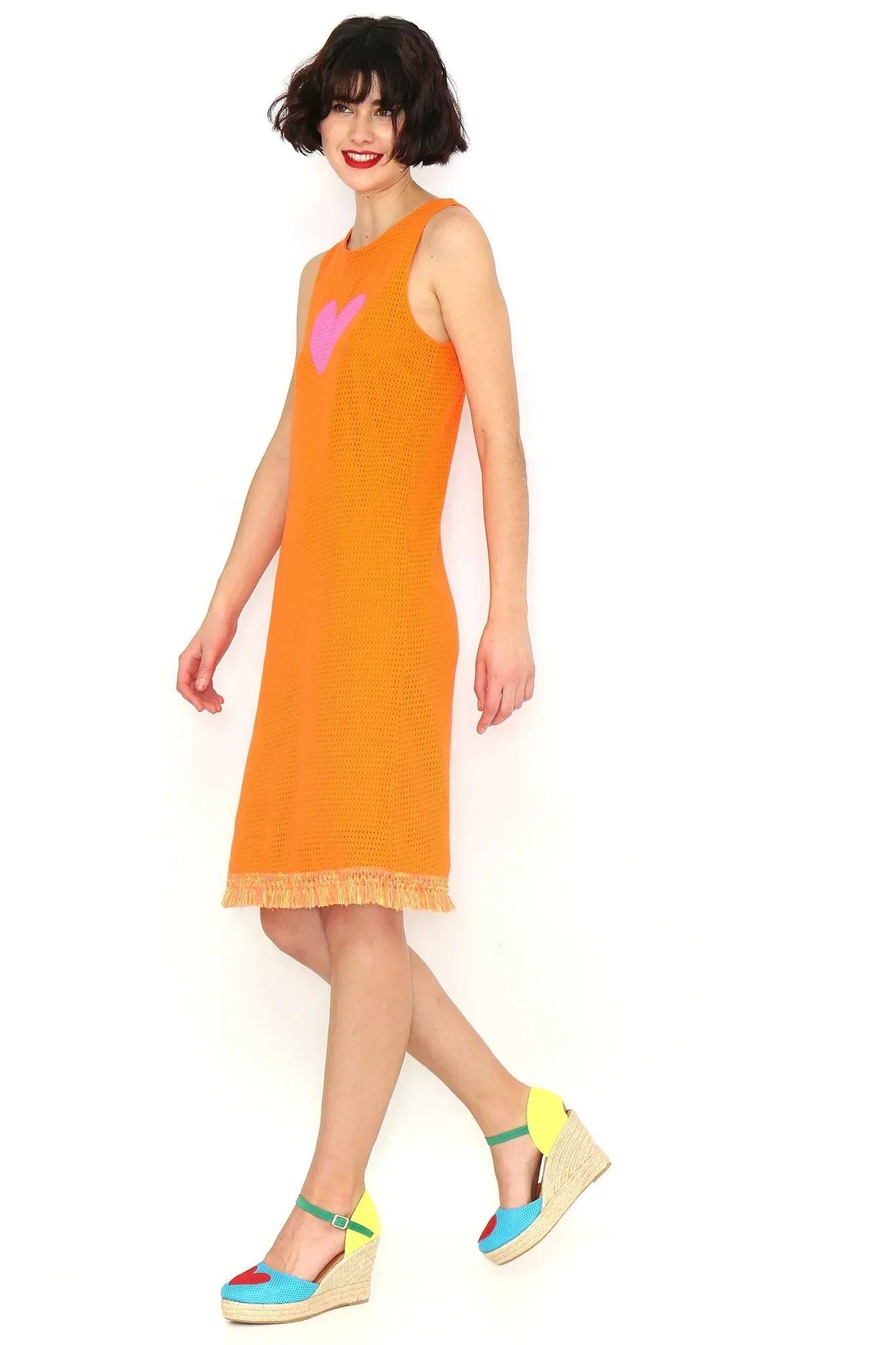 Vestido sin mangas naranja con flecos en el bajo y escote redondo
