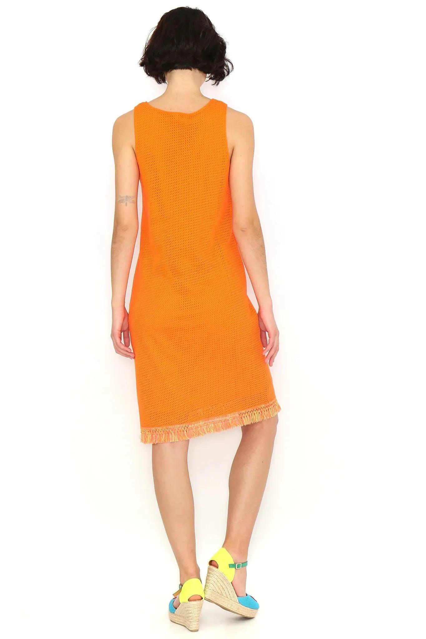 Vestido naranja sin mangas con flecos en el bajo; vista trasera lisa.