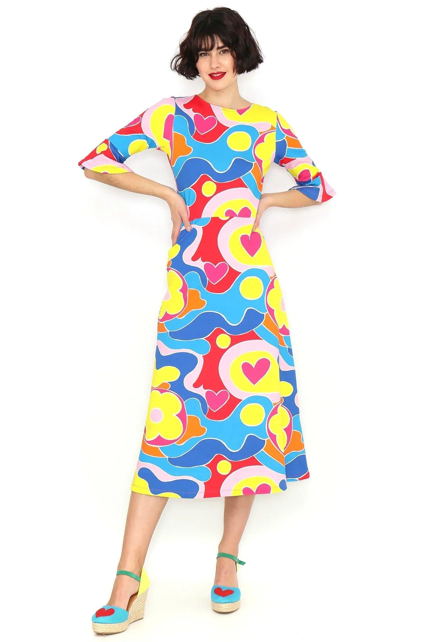Vestido midi estampado multicolor con mangas globo y motivos de corazones