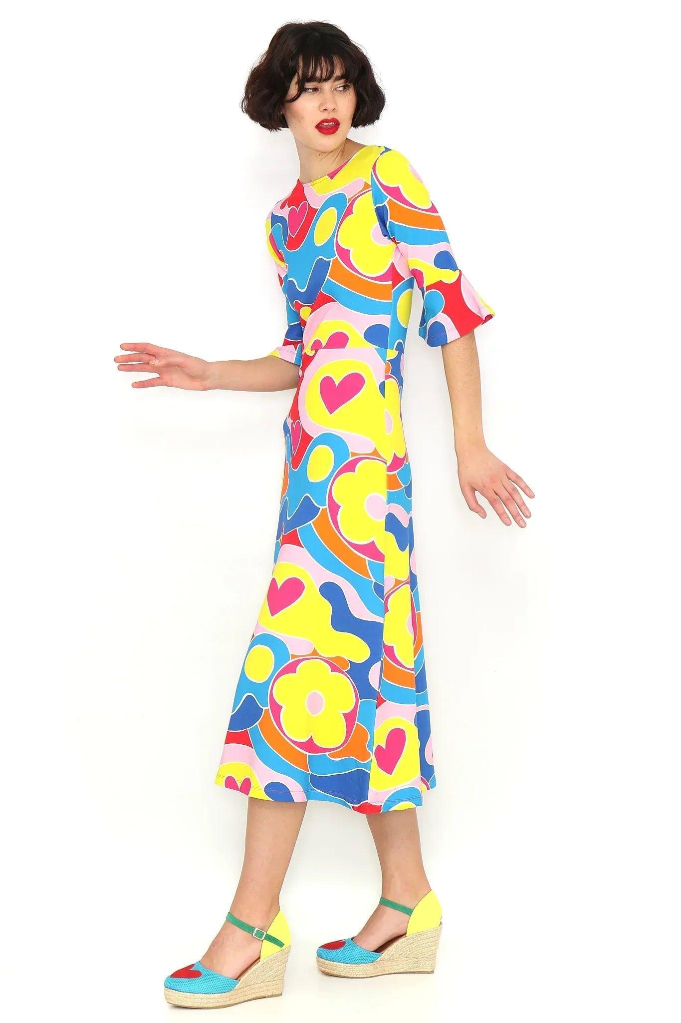 Vestido midi estampado multicolor de manga globo y falda recta