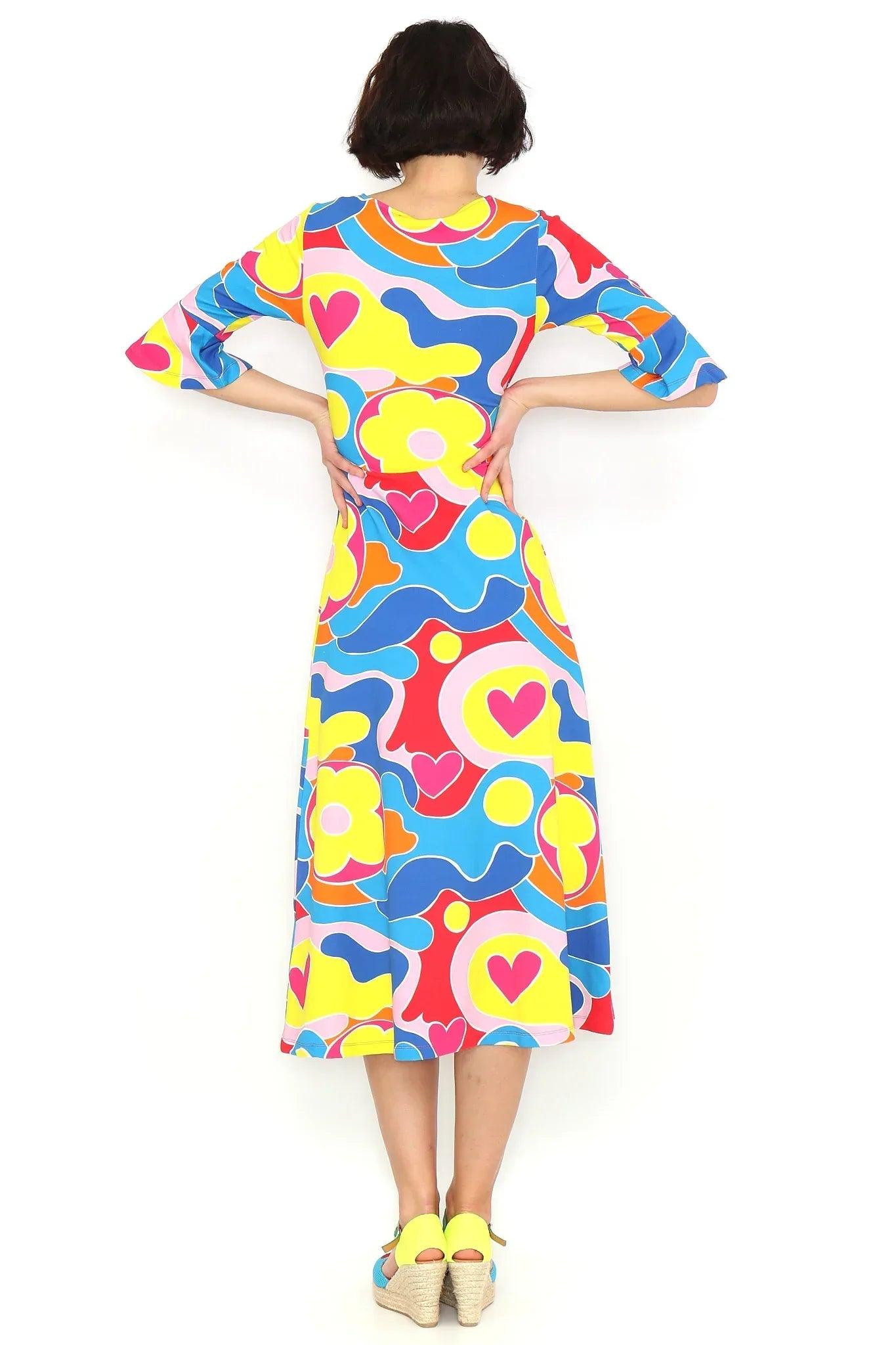 Vestido midi estampado multicolor con escote redondo en la espalda