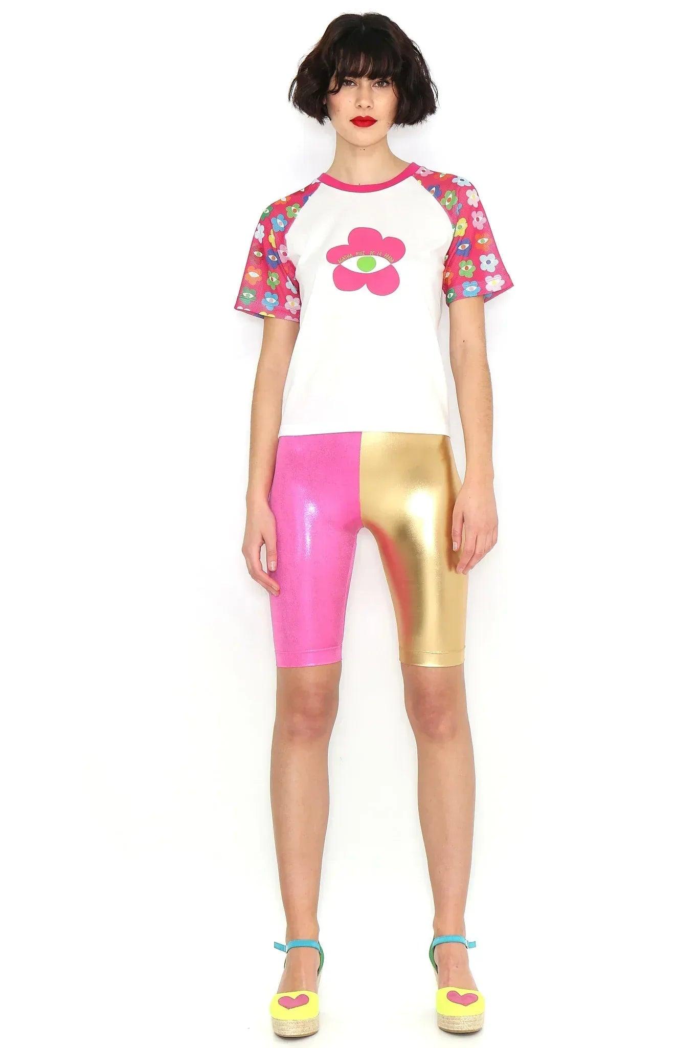 Camiseta blanca con flor fucsia central y mangas coloridas estampadas