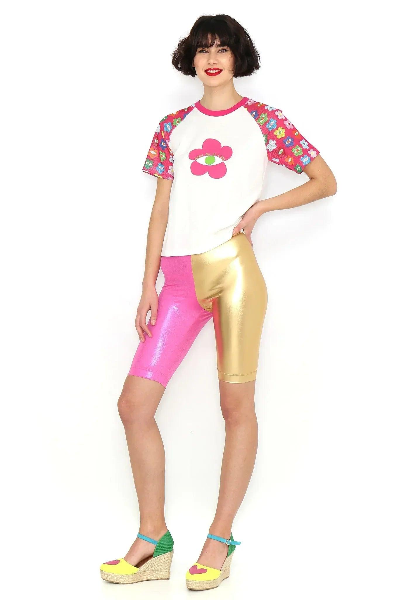 Camiseta blanca de mangas estampadas con flor fucsia frontal, vista lateral