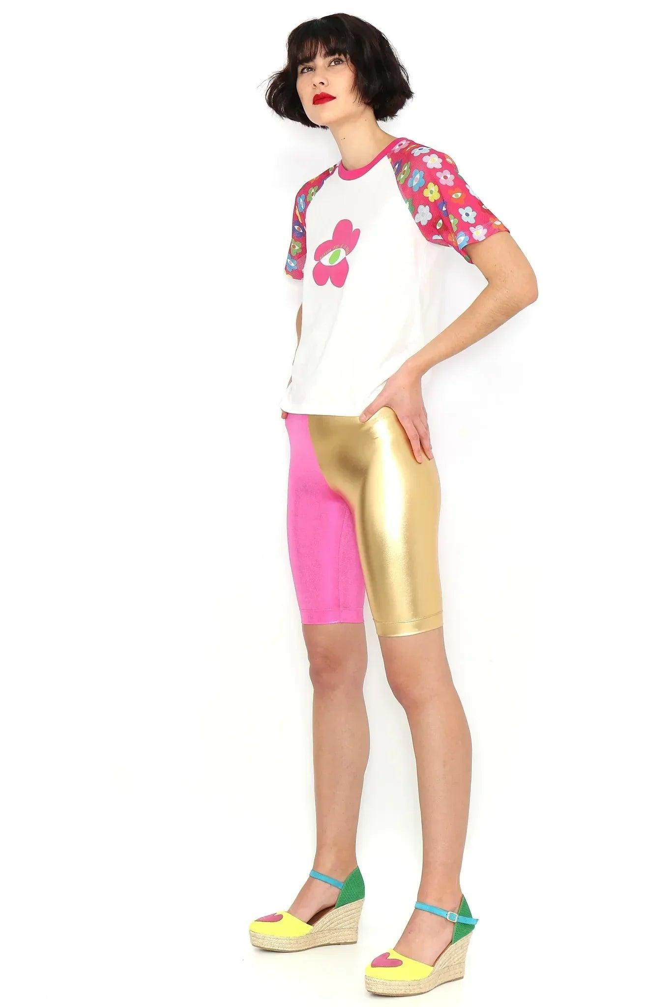 Camiseta blanca con flor fucsia y mangas estampadas, vista de perfil