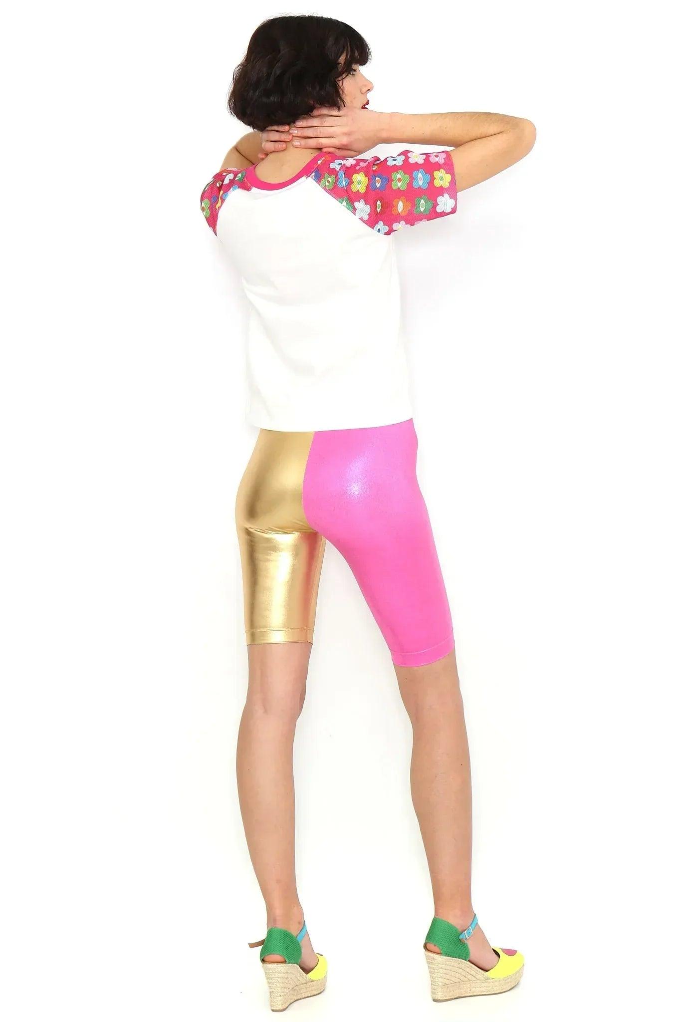 Camiseta blanca con mangas estampadas fucsia, vista trasera