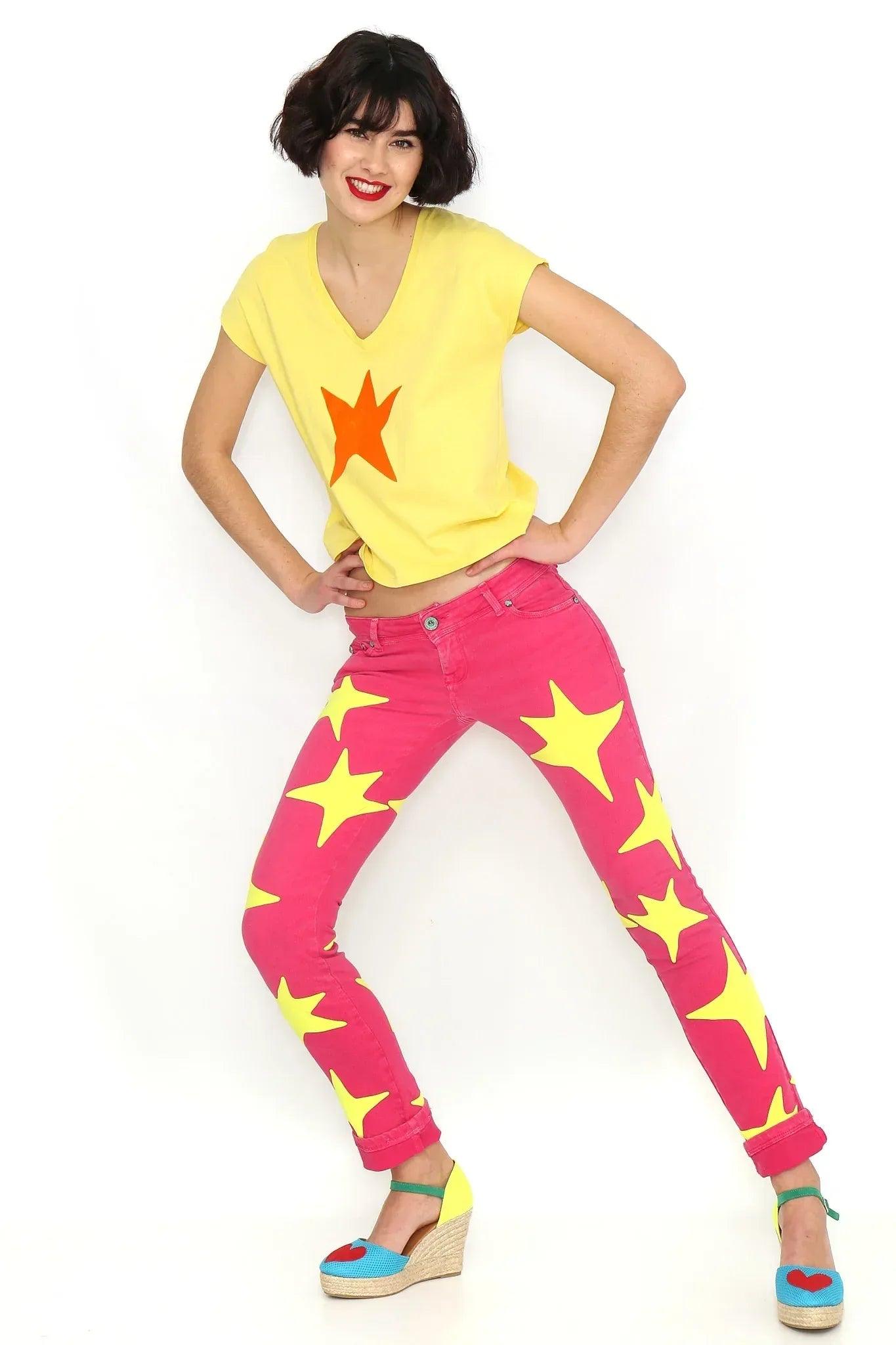 Camiseta amarilla con estrella naranja al frente, cuello en V y manga corta.