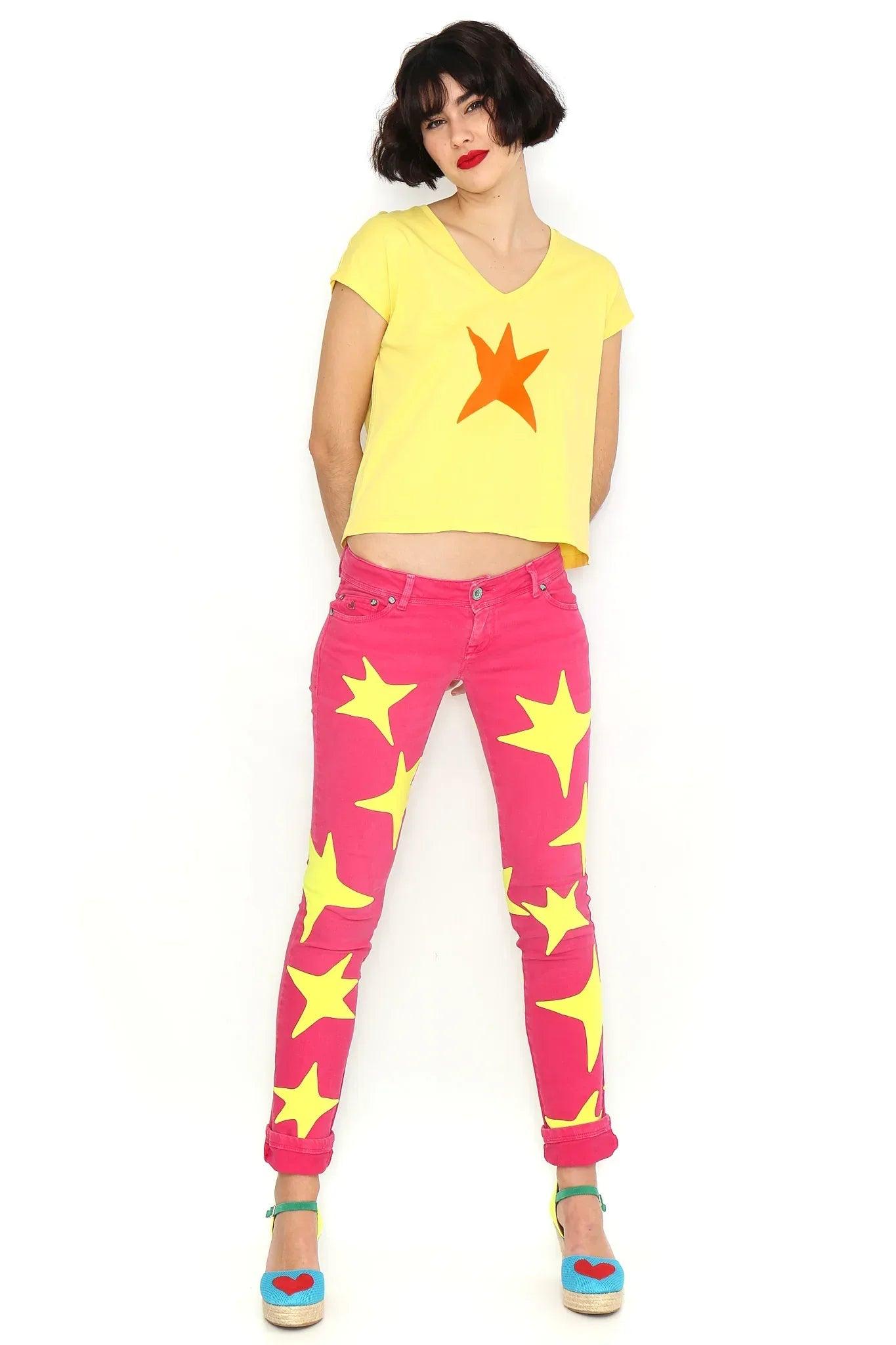 Camiseta amarilla con estrella naranja en el frente, manga corta y dobladillo corto.