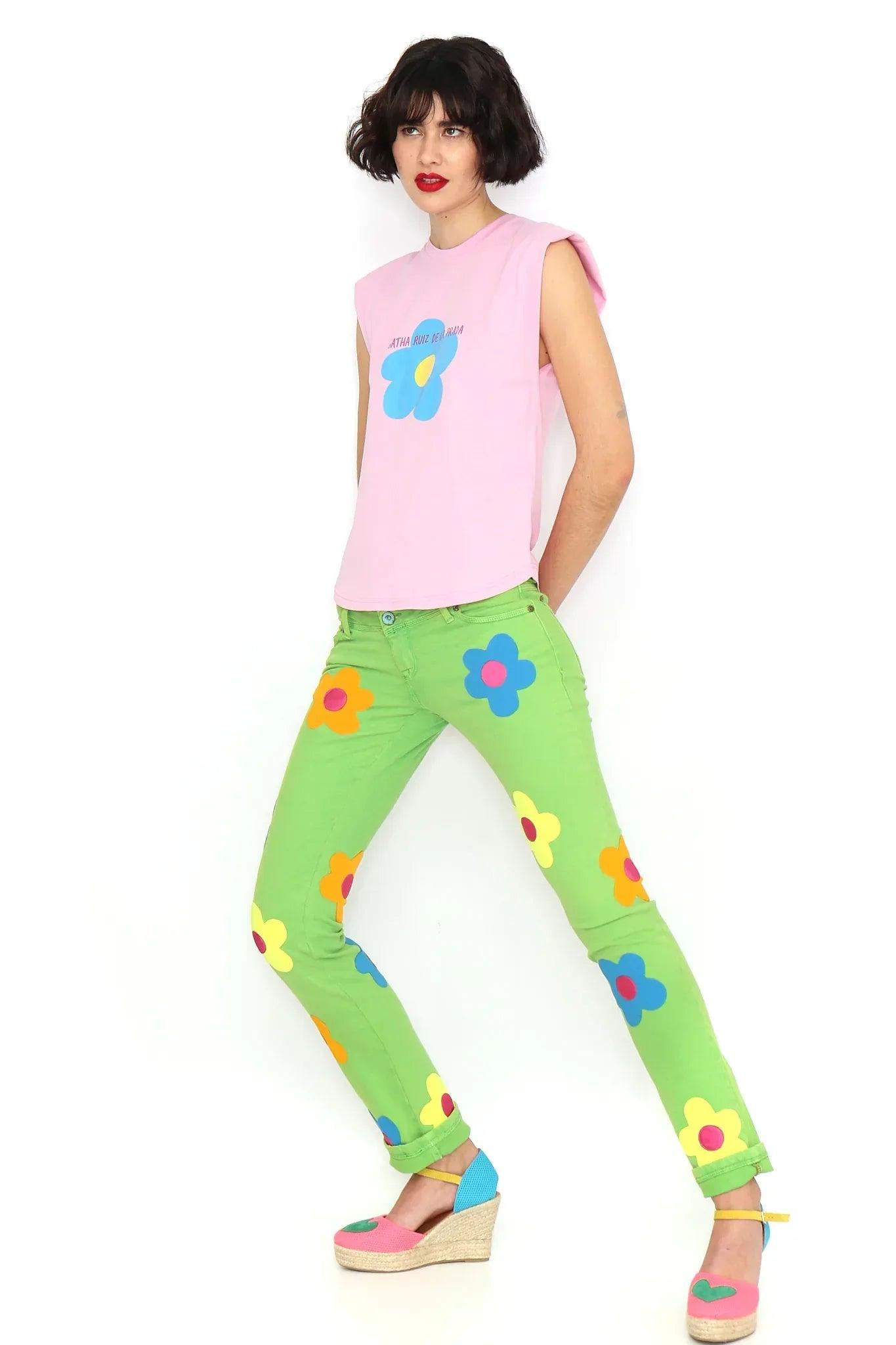 Camiseta sin mangas rosa con hombreras y estampado floral azul en el frente
