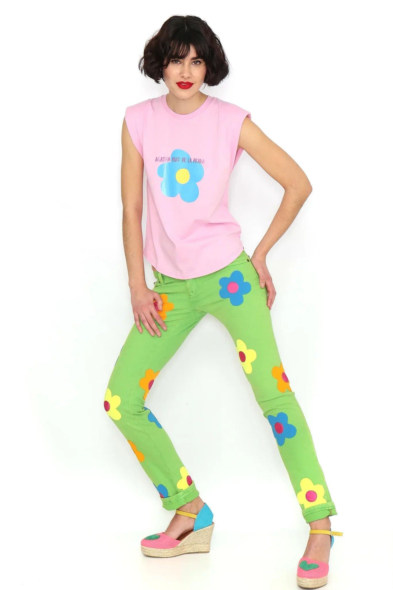 Camiseta rosa sin mangas con hombreras y dibujo floral azul al pecho