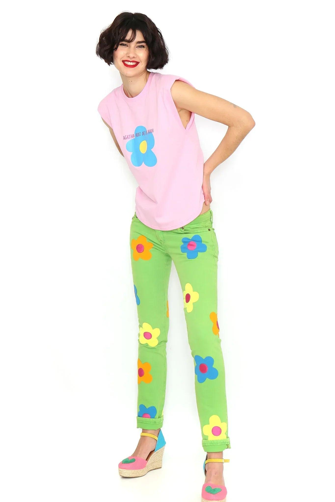 Camiseta sin mangas rosa con hombreras y estampado floral azul