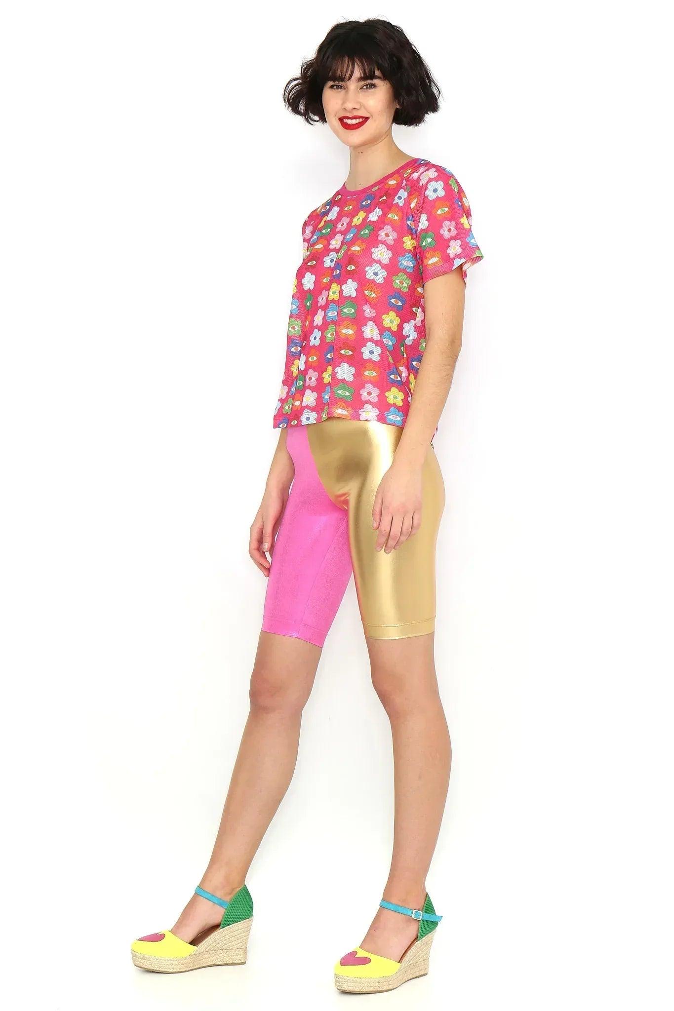 Camiseta rosa estampada de flores con manga corta y cuello redondo, vista lateral