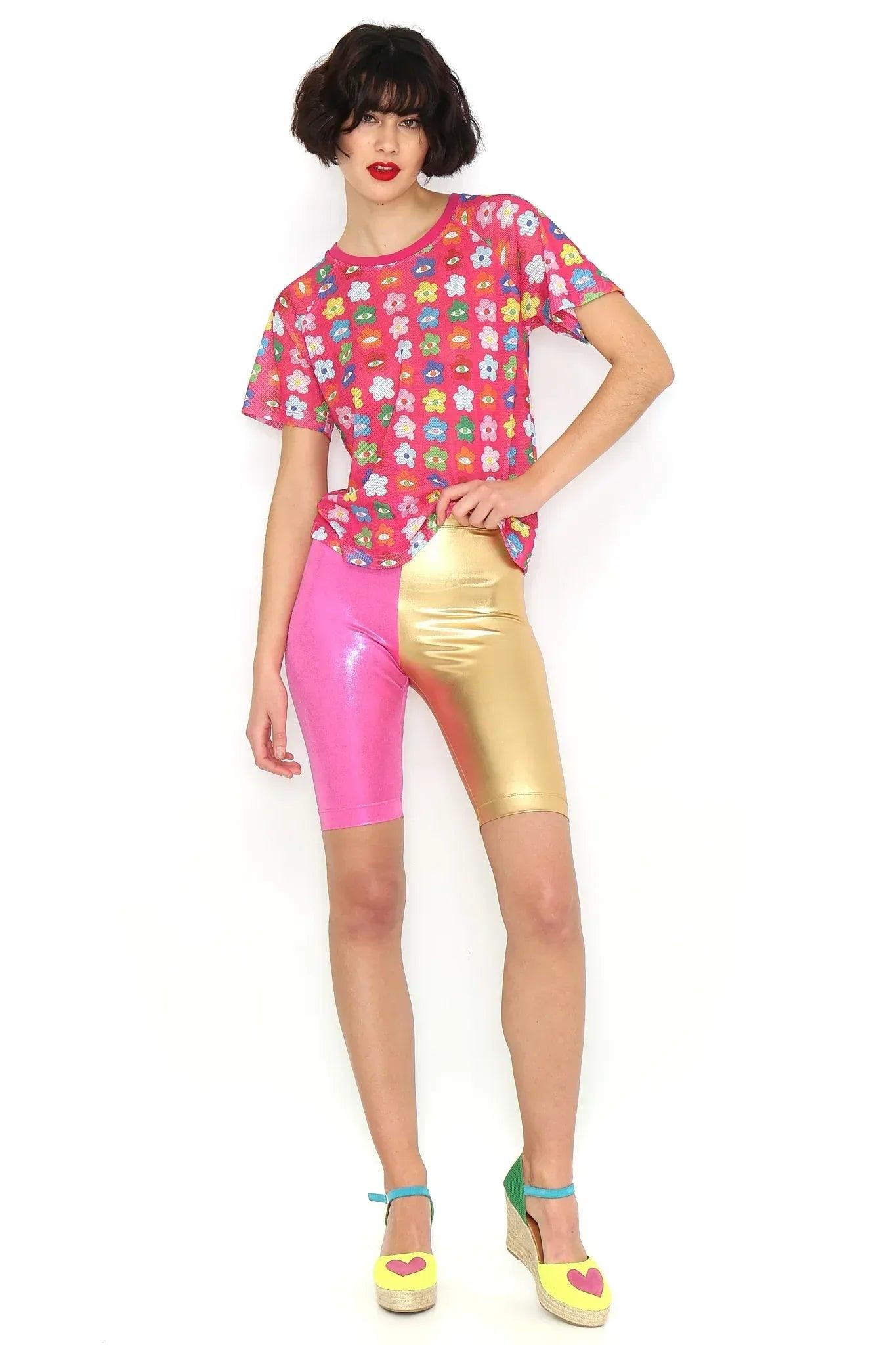 Camiseta rosa estampada de flores, manga corta y cuello redondo, postura de frente
