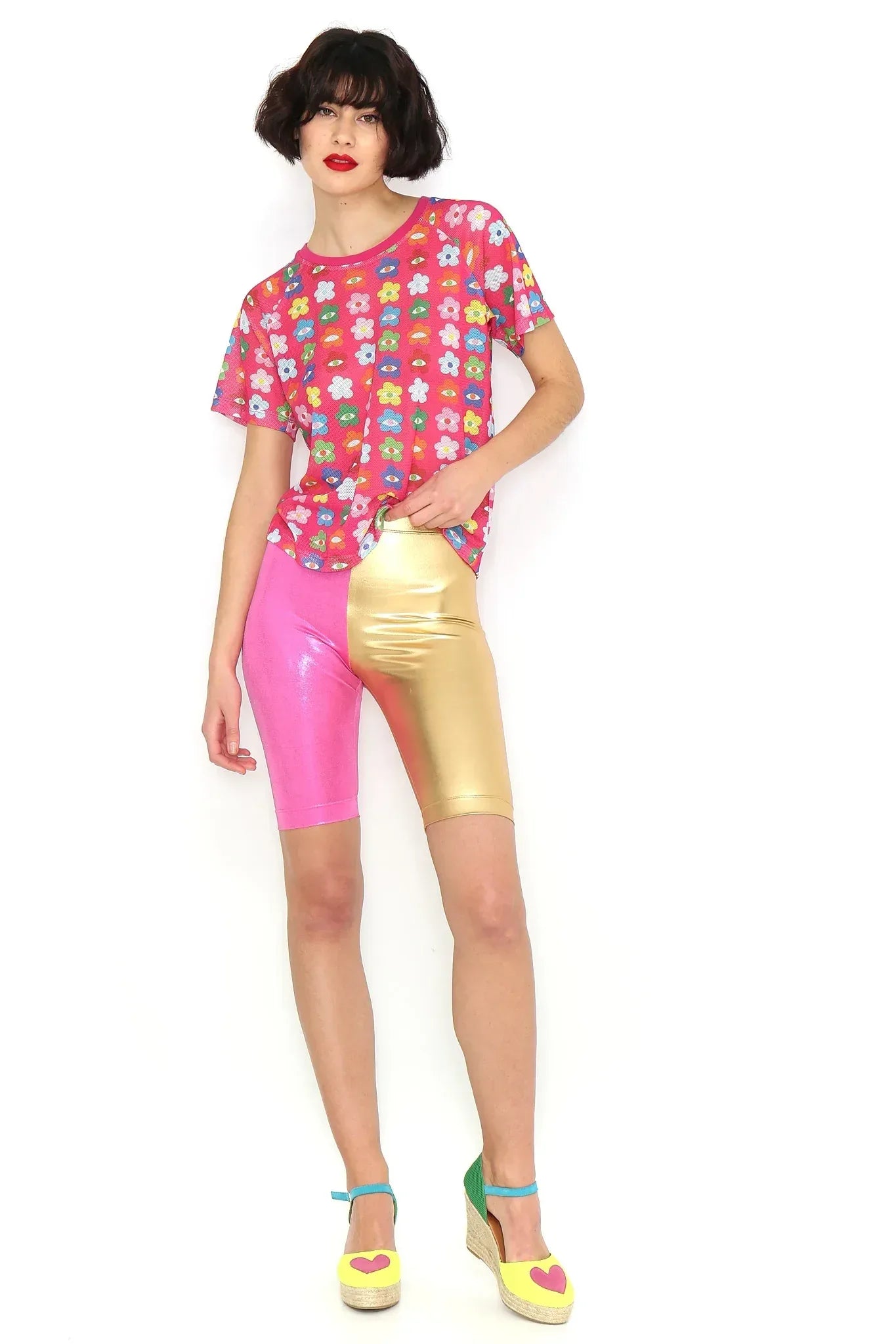 Camiseta rosa estampada de flores con cuello redondo y manga corta, vista inclinada