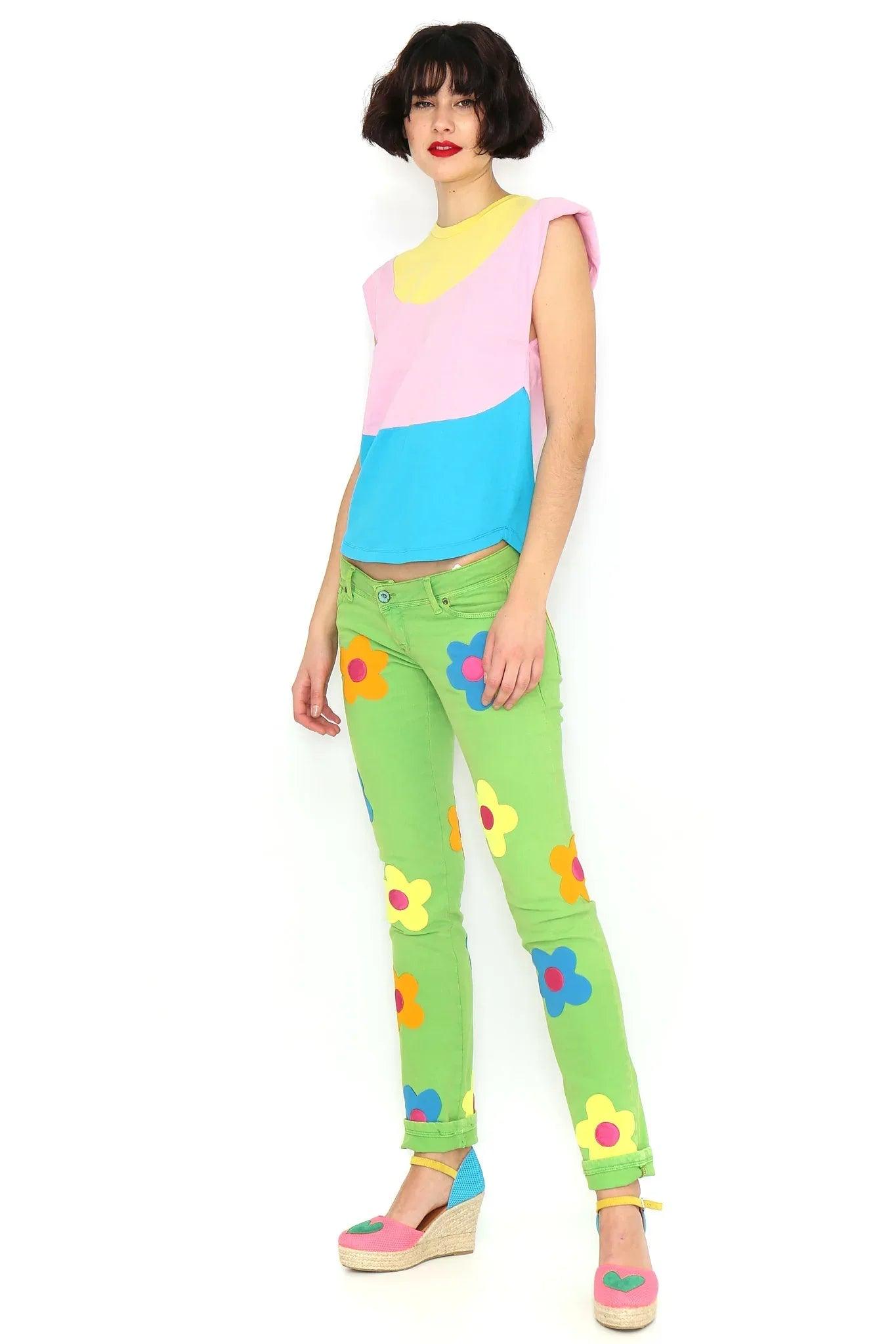Camiseta sin mangas rosa con panel amarillo y franja azul; hombreras marcadas.