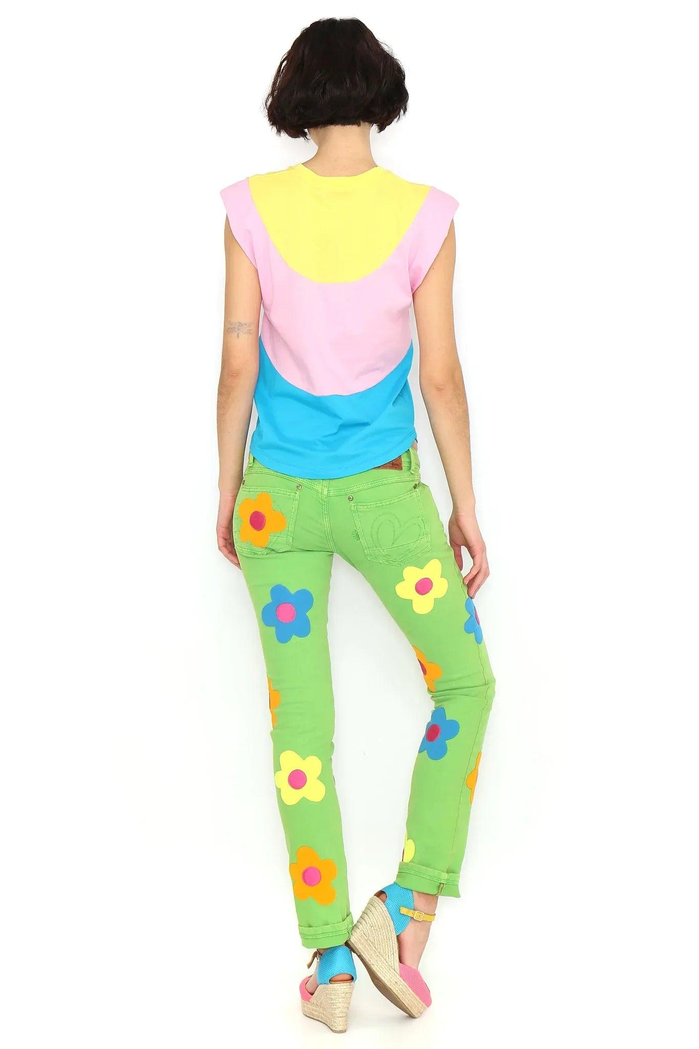 Camiseta sin mangas rosa con hombreras amarillas y panel azul, vista trasera