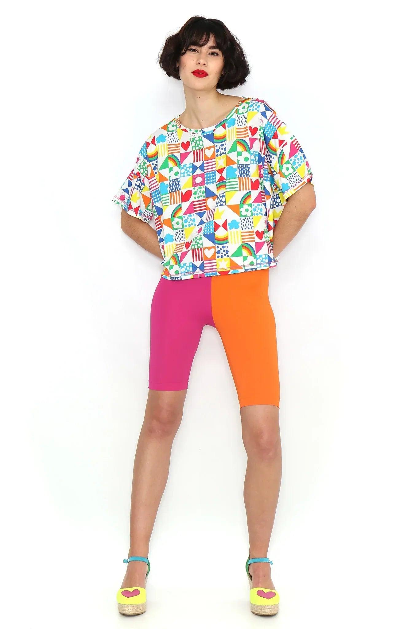 Camiseta multicolor con estampado de parches y manga corta, cuello redondo