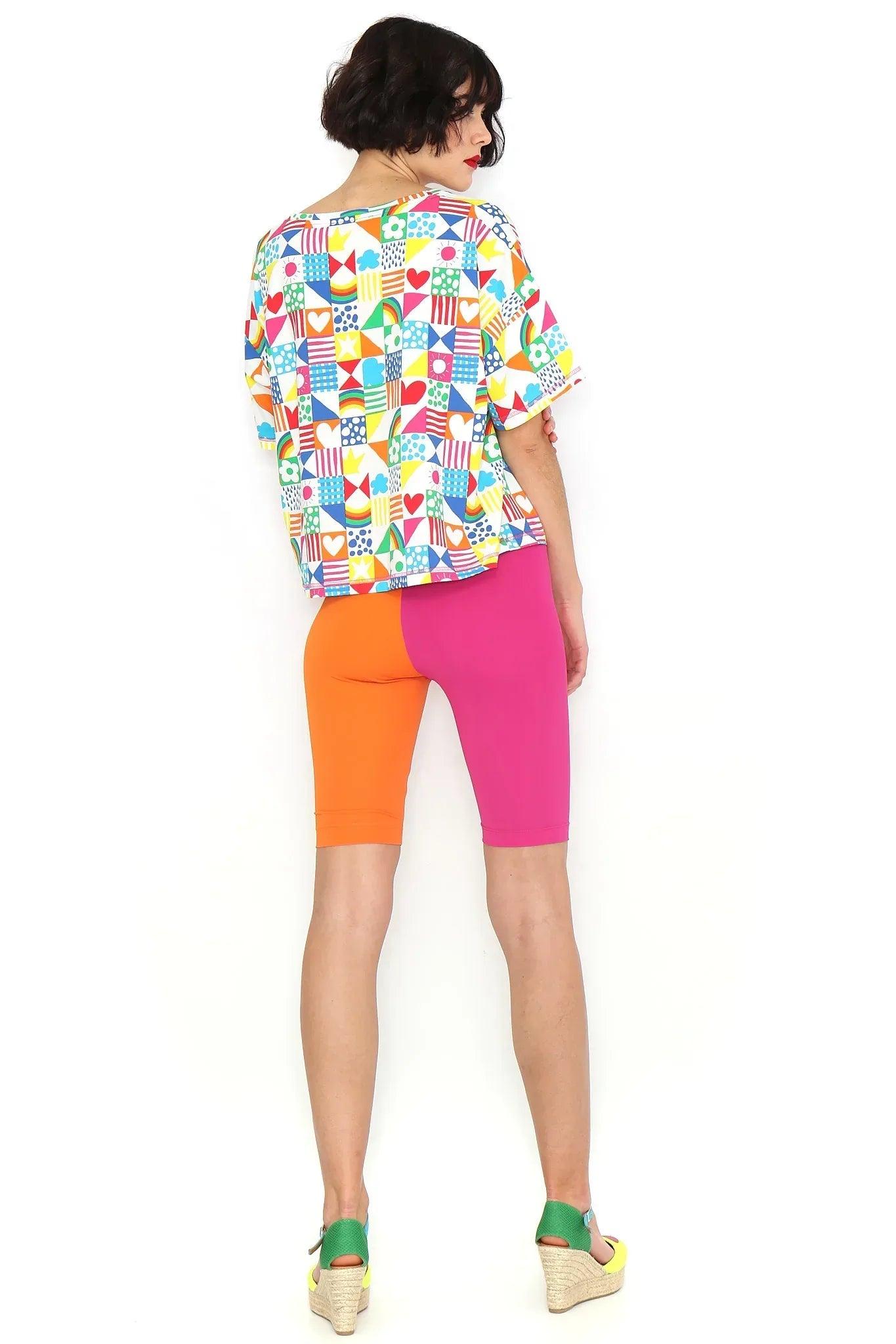Camiseta multicolor con estampado de parches, cuello redondo y manga corta trasera