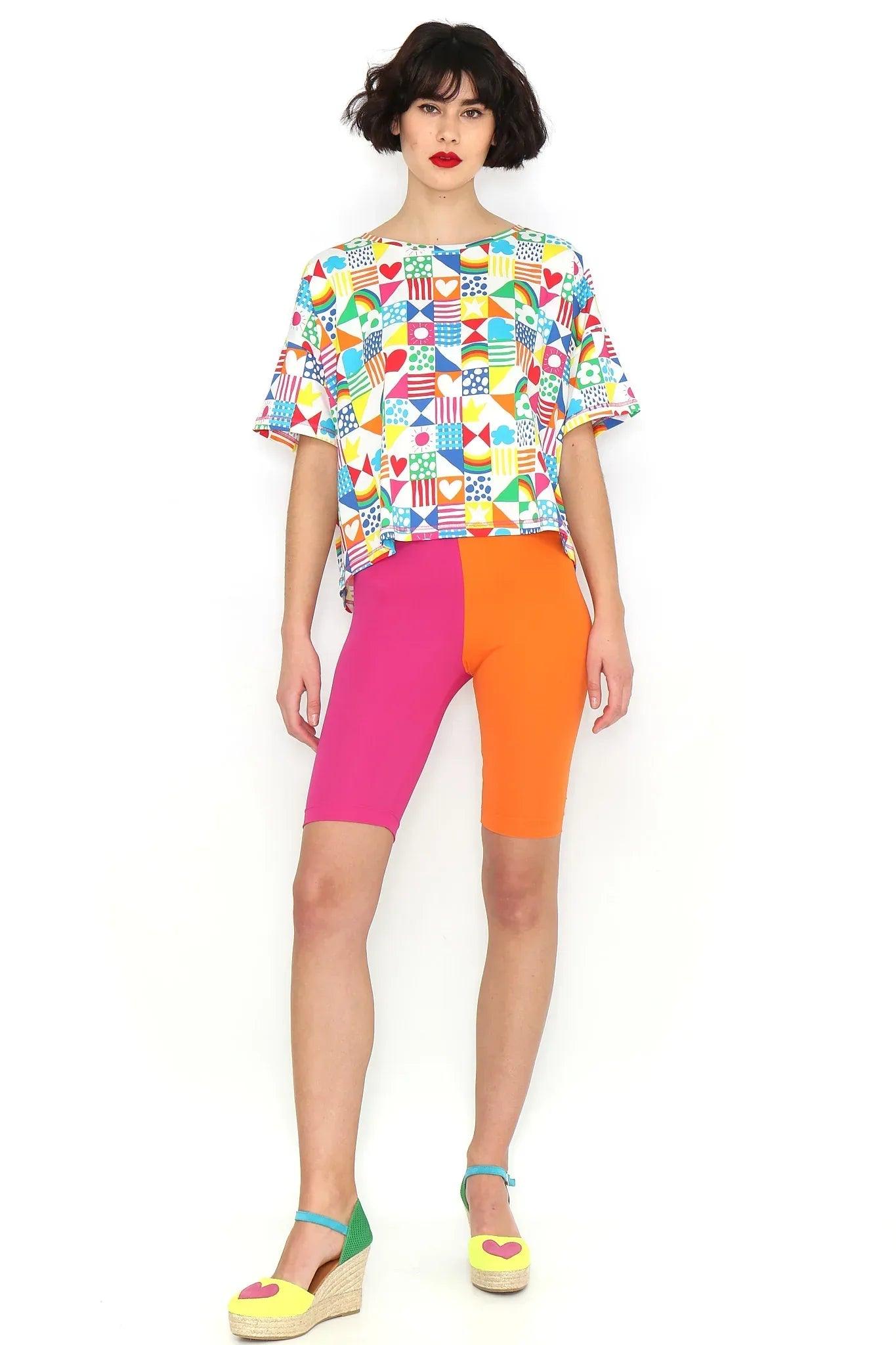 Camiseta multicolor con estampado patchwork y cuello redondo de manga corta