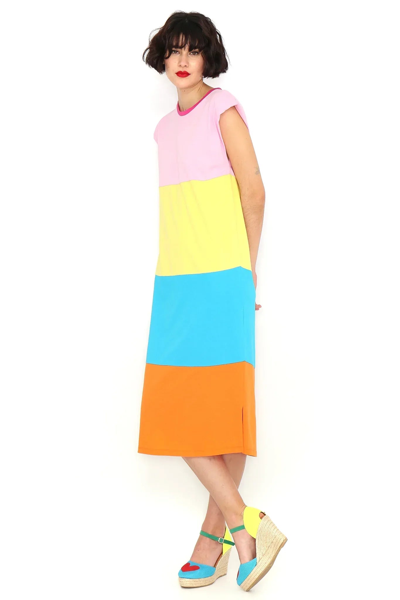 Vestido sin mangas con hombreras y dobladillo recto; bloques rosa, amarillo, azul, naranja