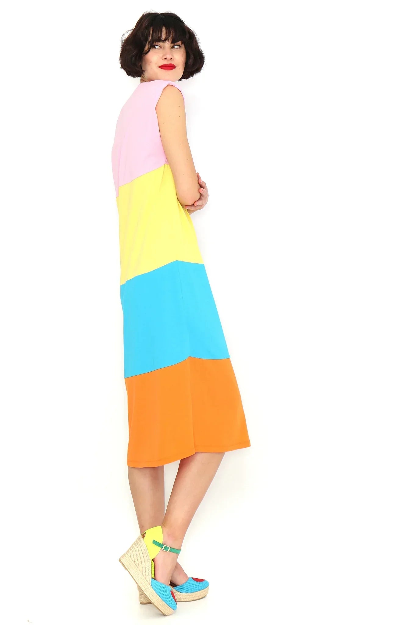 Vestido sin mangas con hombreras; bloques horizontales rosa, amarillo, azul y naranja