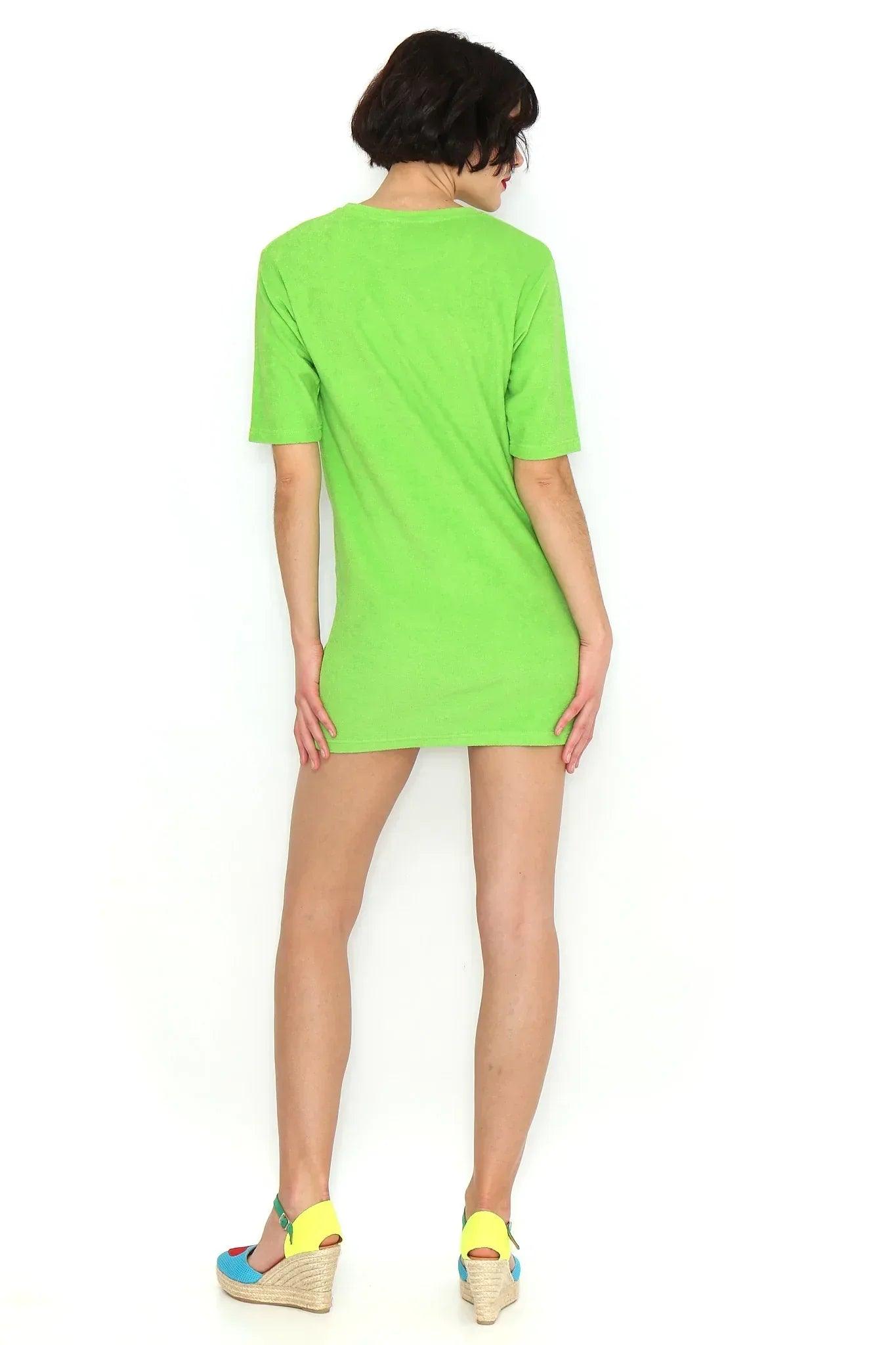 Vestido verde corto, vista trasera, con manga corta y cuello redondo
