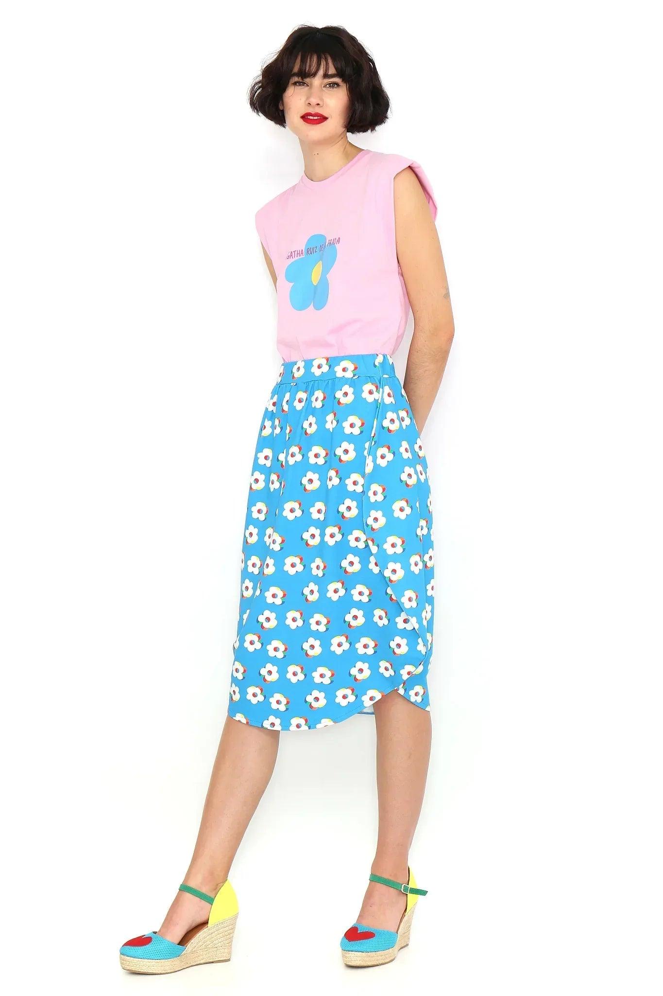 Falda circular azul con flores blancas y bajo asimétrico, cintura elástica