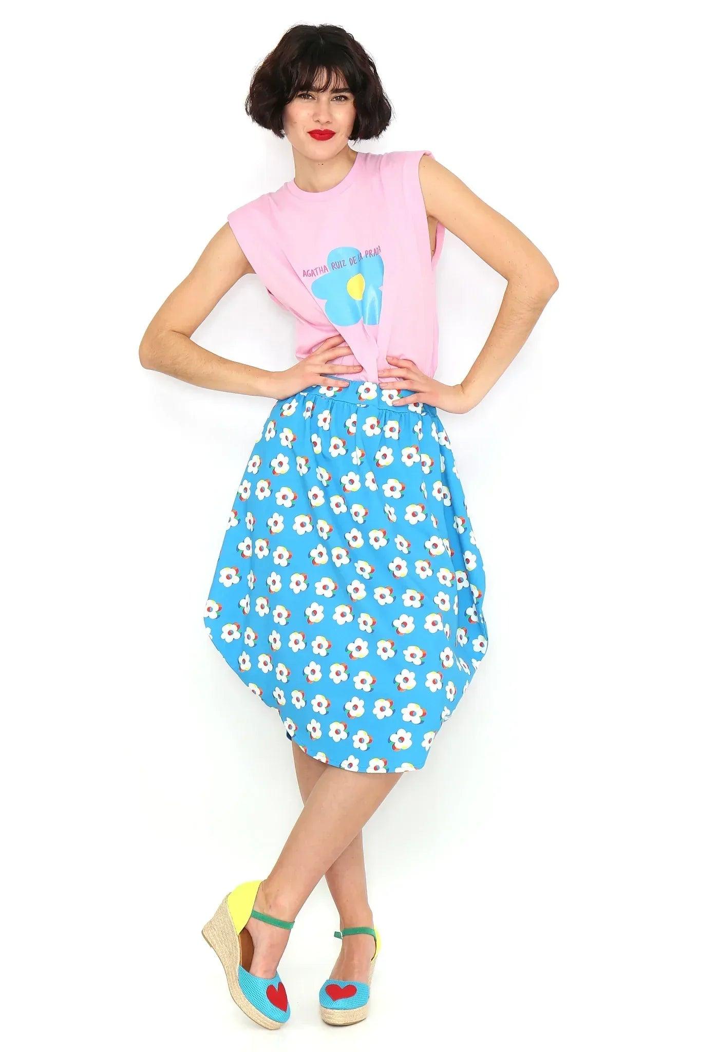 Falda circular azul con estampado de flores blancas, cintura elástica y vuelo