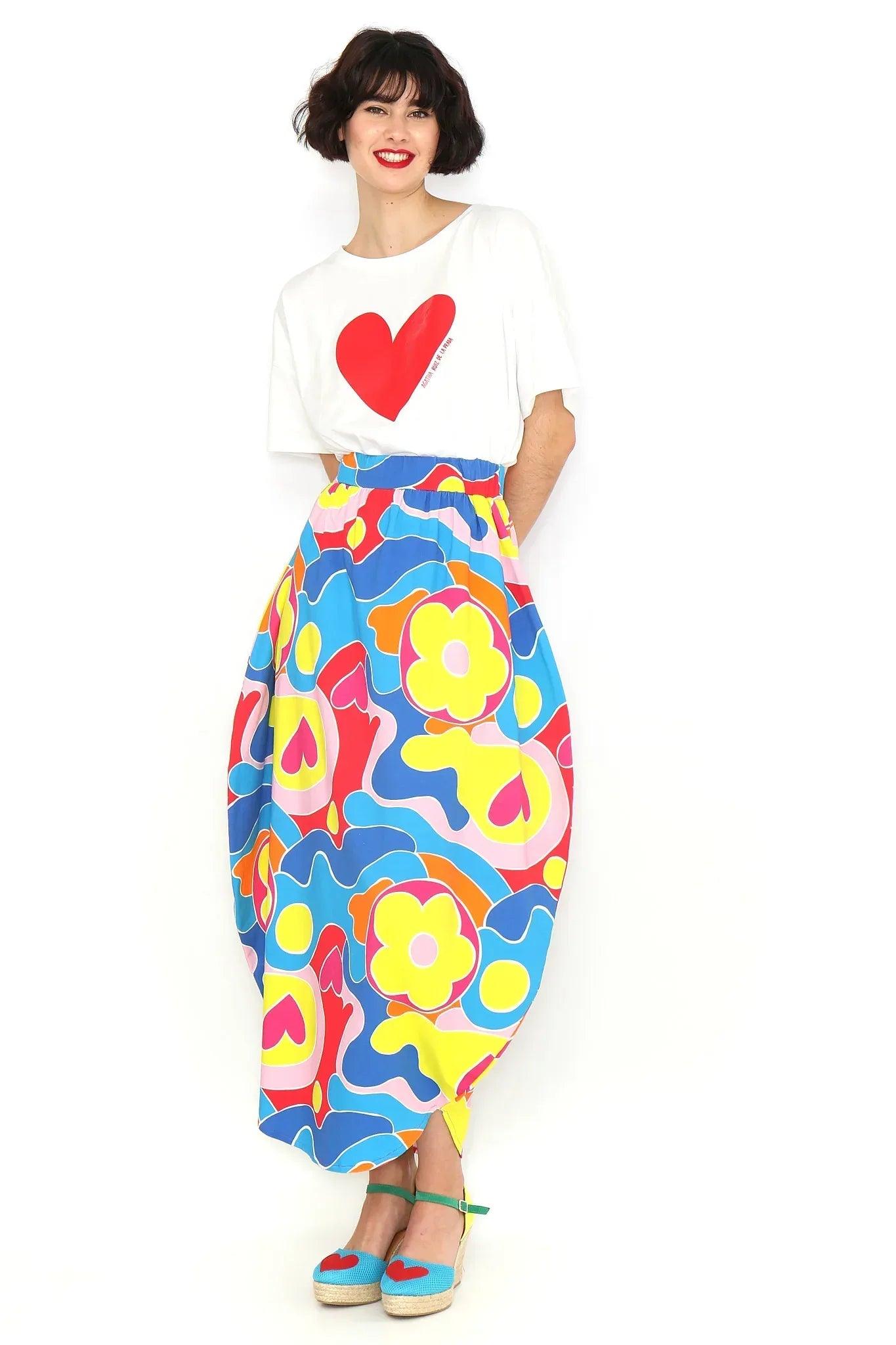 Falda larga circular multicolor con estampado tipo flores y formas sobre azul