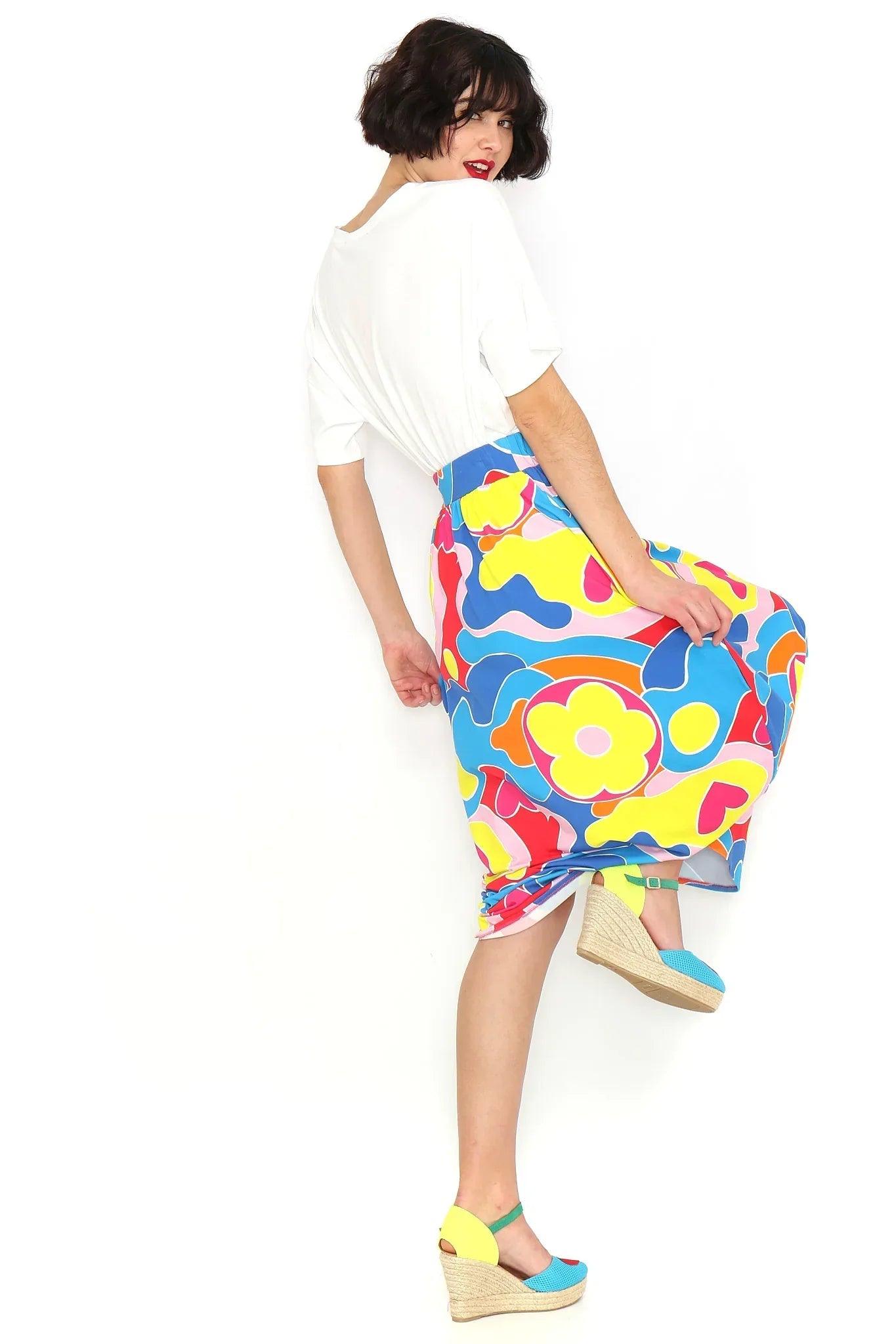 Falda larga circular multicolor vista lateral, estampado azul con amarillo y rosa