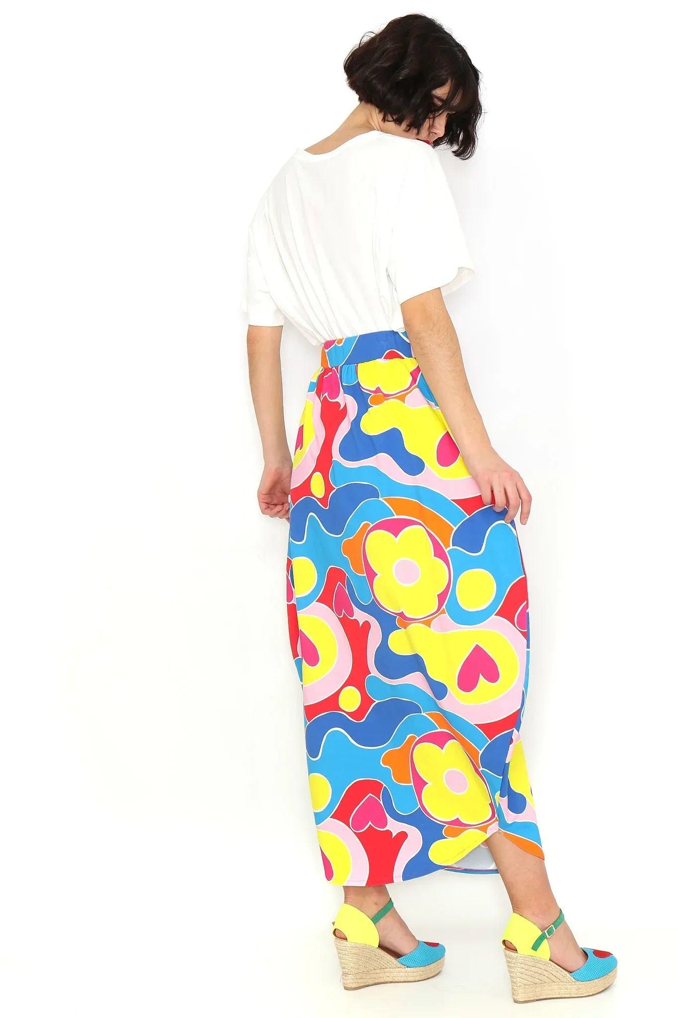 Falda larga circular multicolor vista trasera, estampado azul con flores y formas