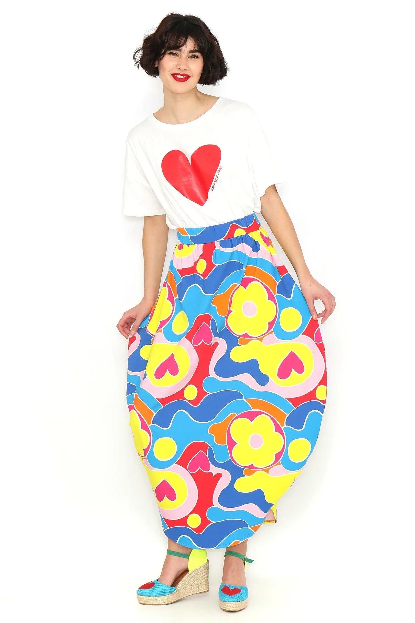 Falda larga circular multicolor con estampado abstracto grande sobre fondo azul