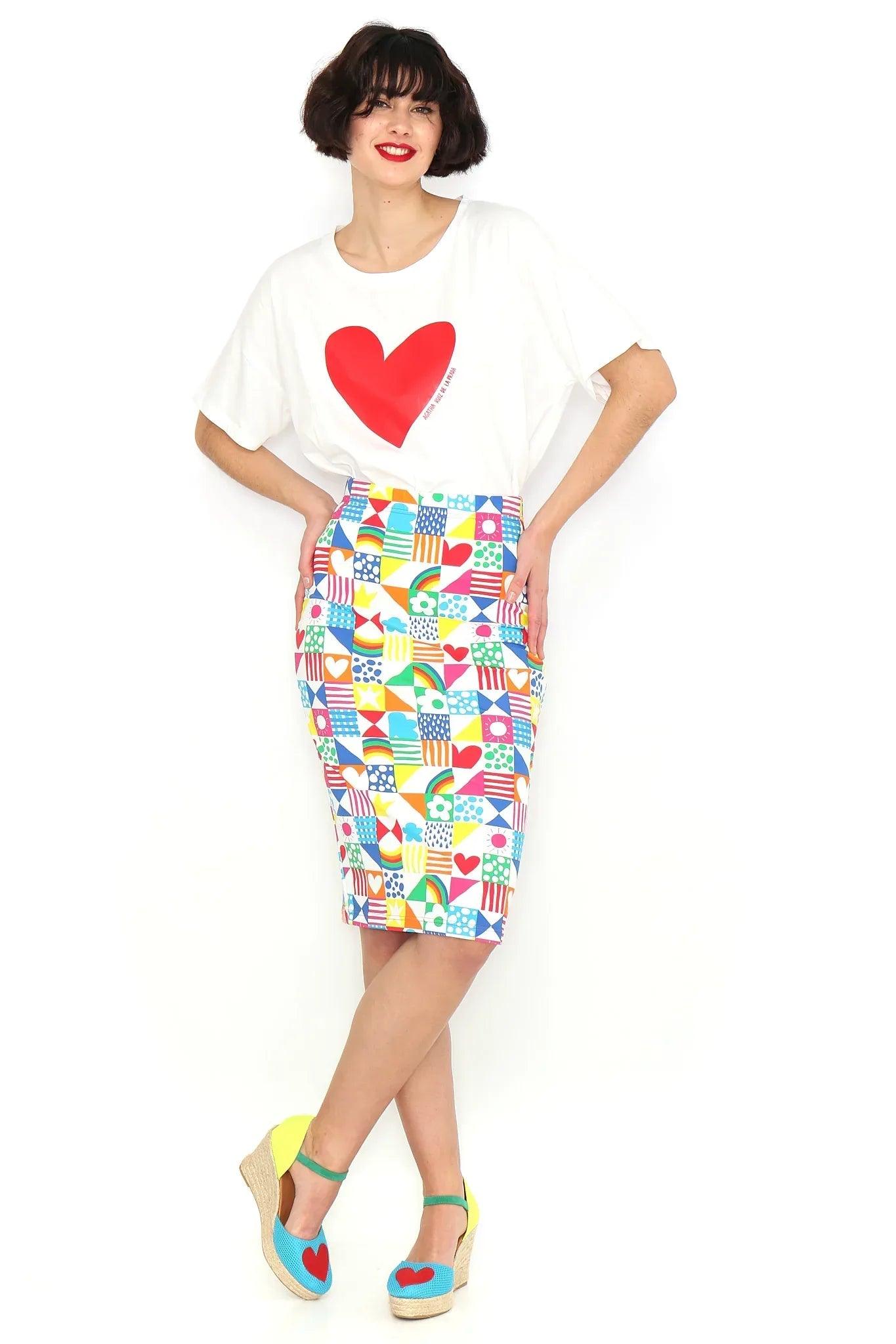 Falda lápiz estampada multicolor con parches y dobladillo a la rodilla