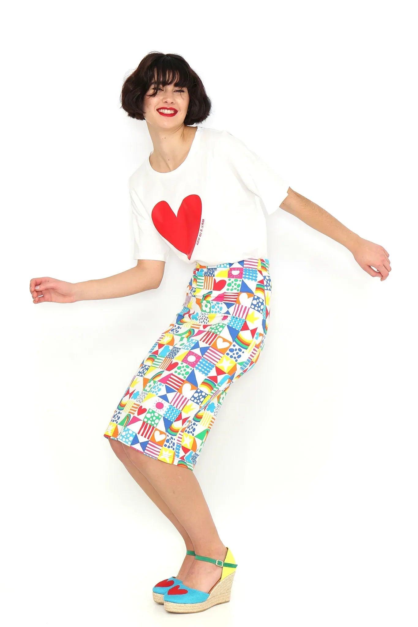 Falda lápiz estampada multicolor con parches, tiro ceñido hasta la rodilla