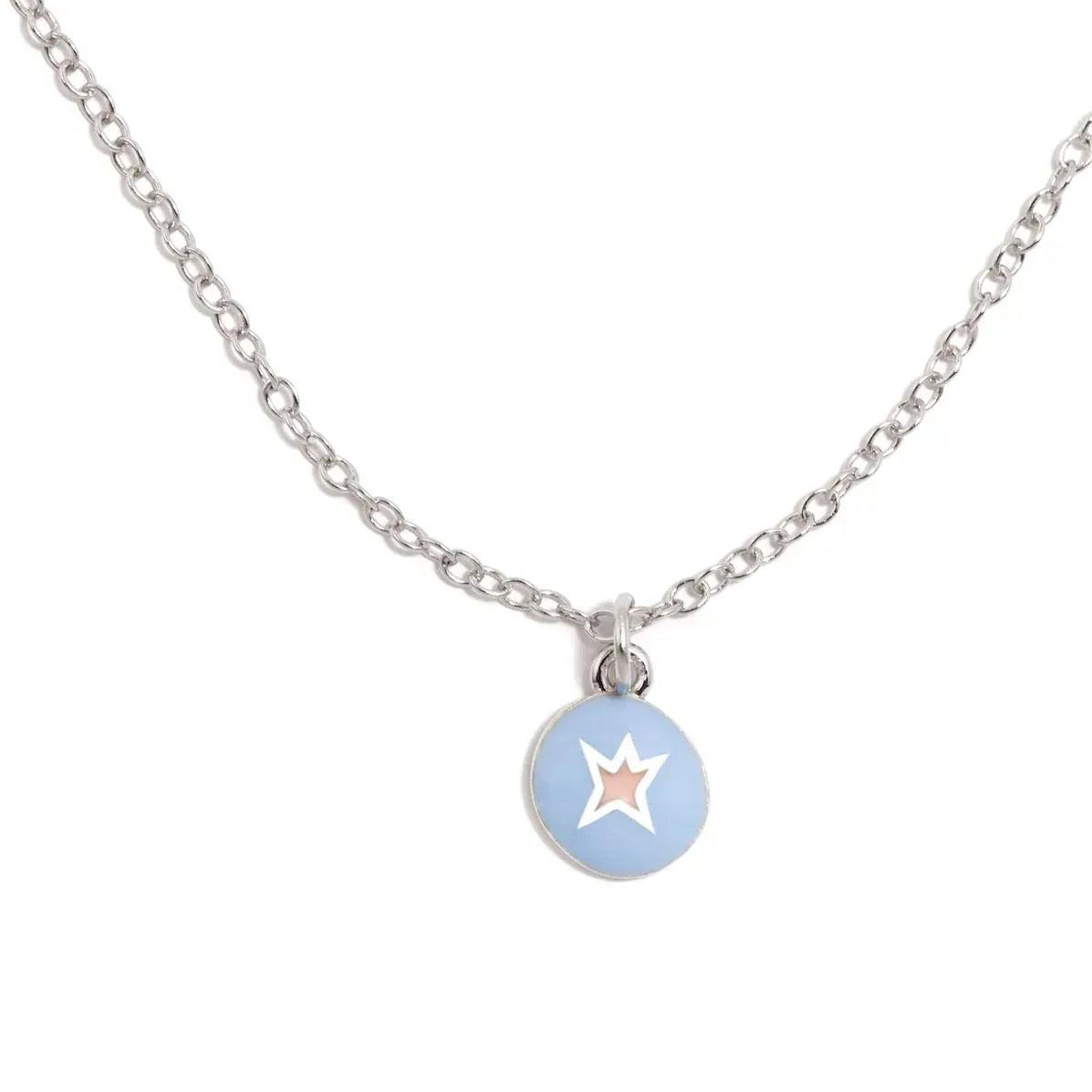 Colgante redondo azul con estrella blanca en placa y cadena plateada