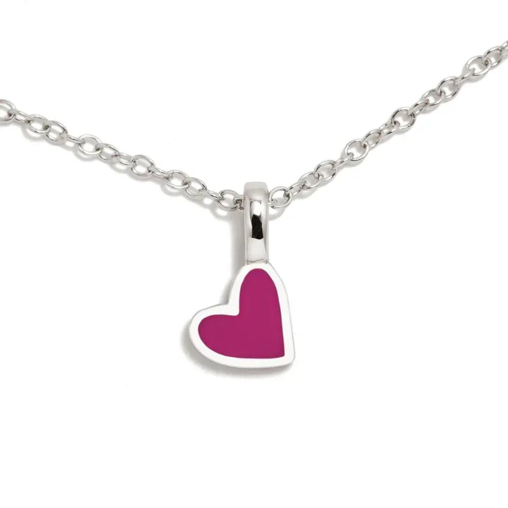 Collar con dije de corazón fucsia con marco plateado y cadena de eslabones.