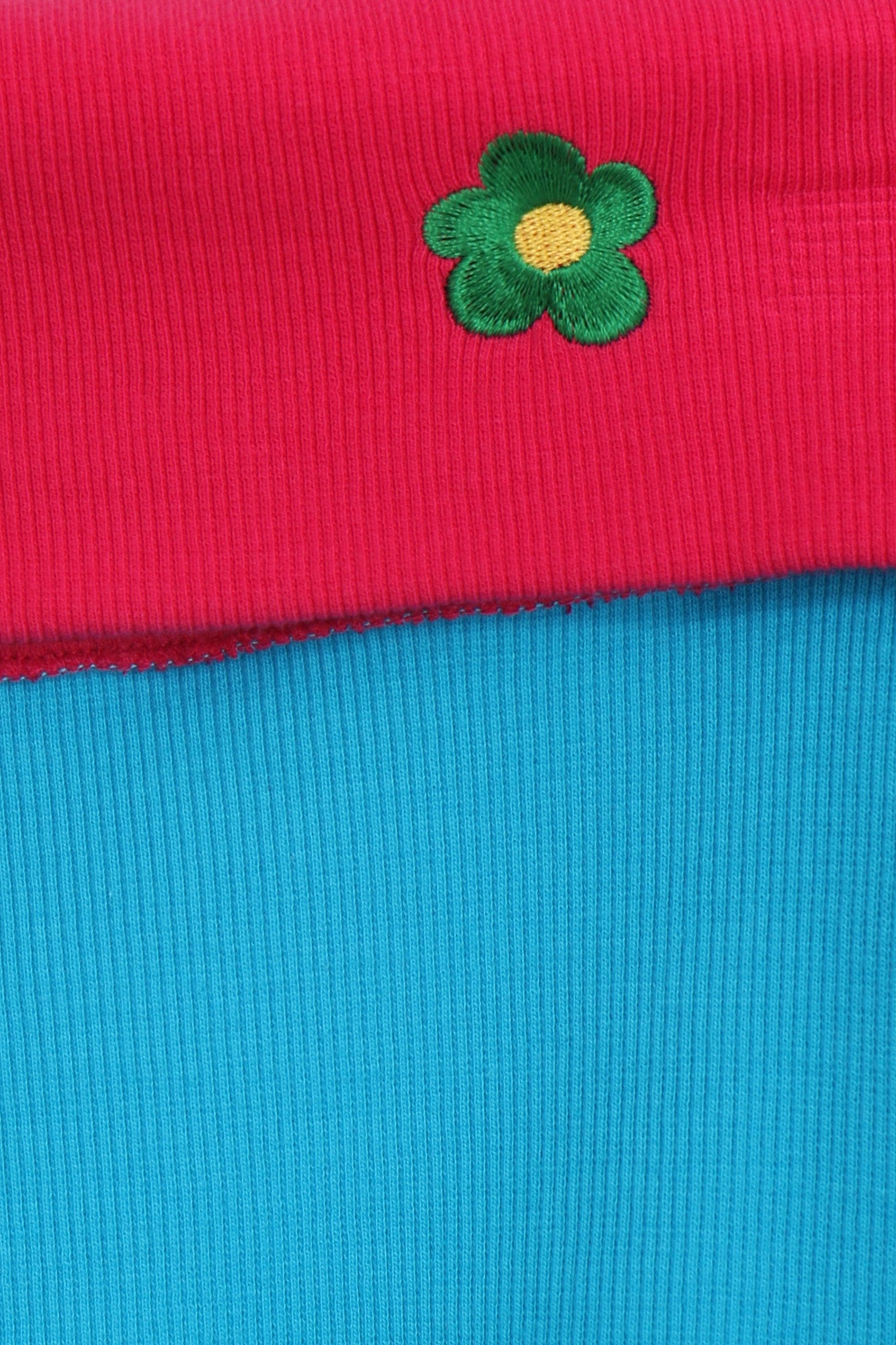 CAMISETA AZUL CUELLO BARCO FUCSIA