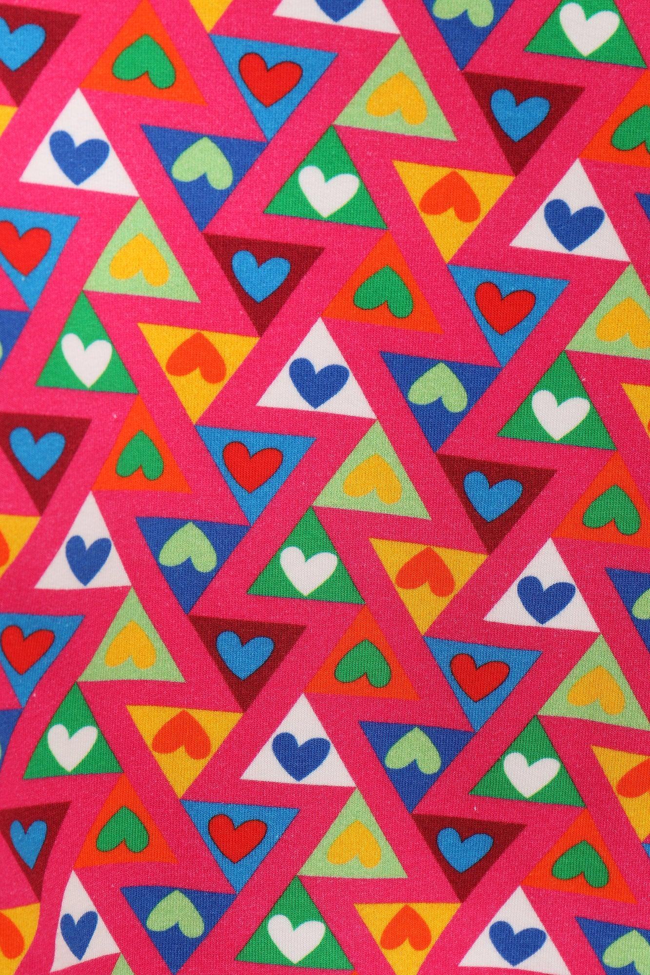 Tela de impermeable estampada multicolor con corazones y triángulos