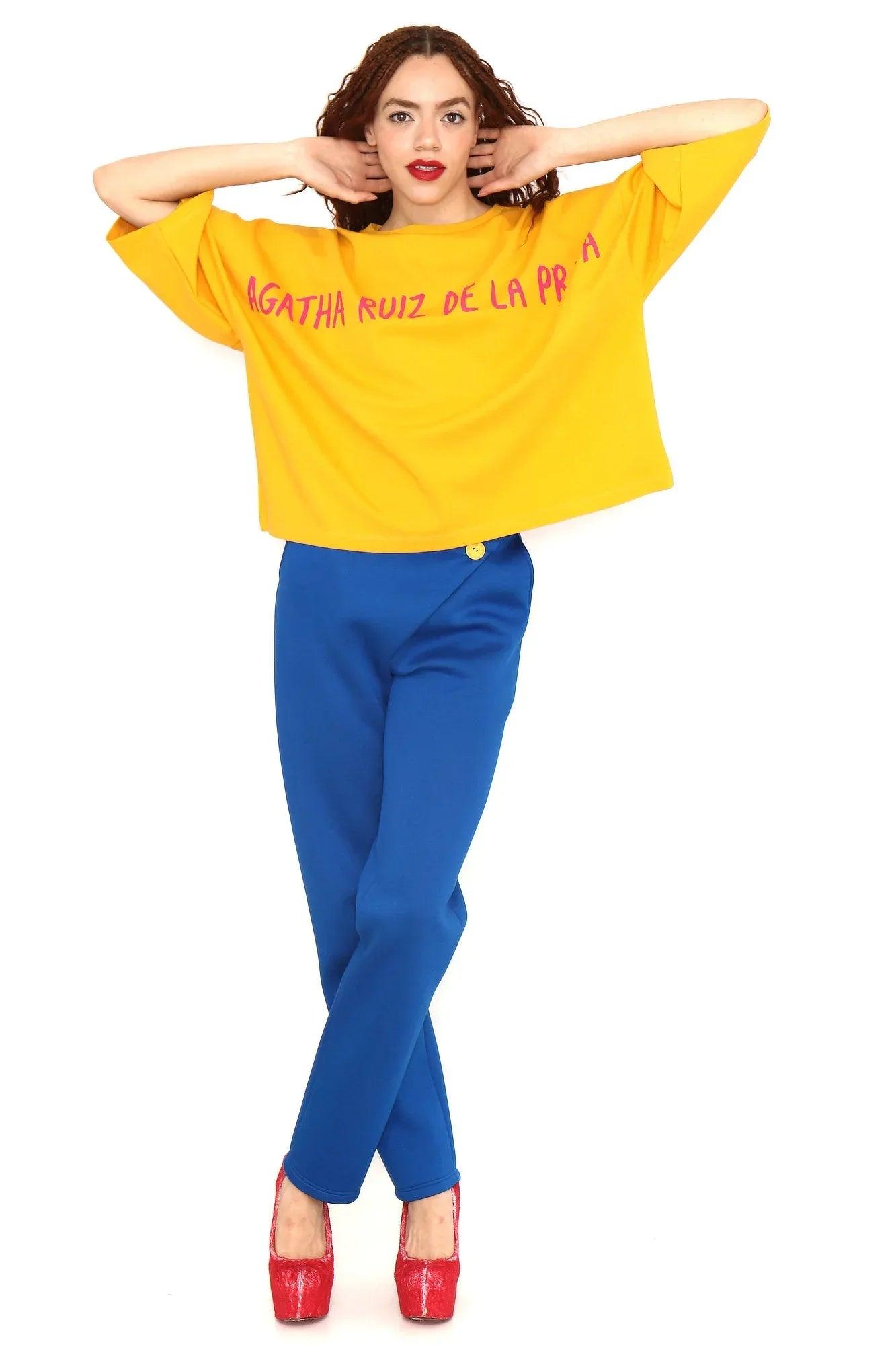 Camiseta oversize amarilla con estampado fucsia y mangas amplias