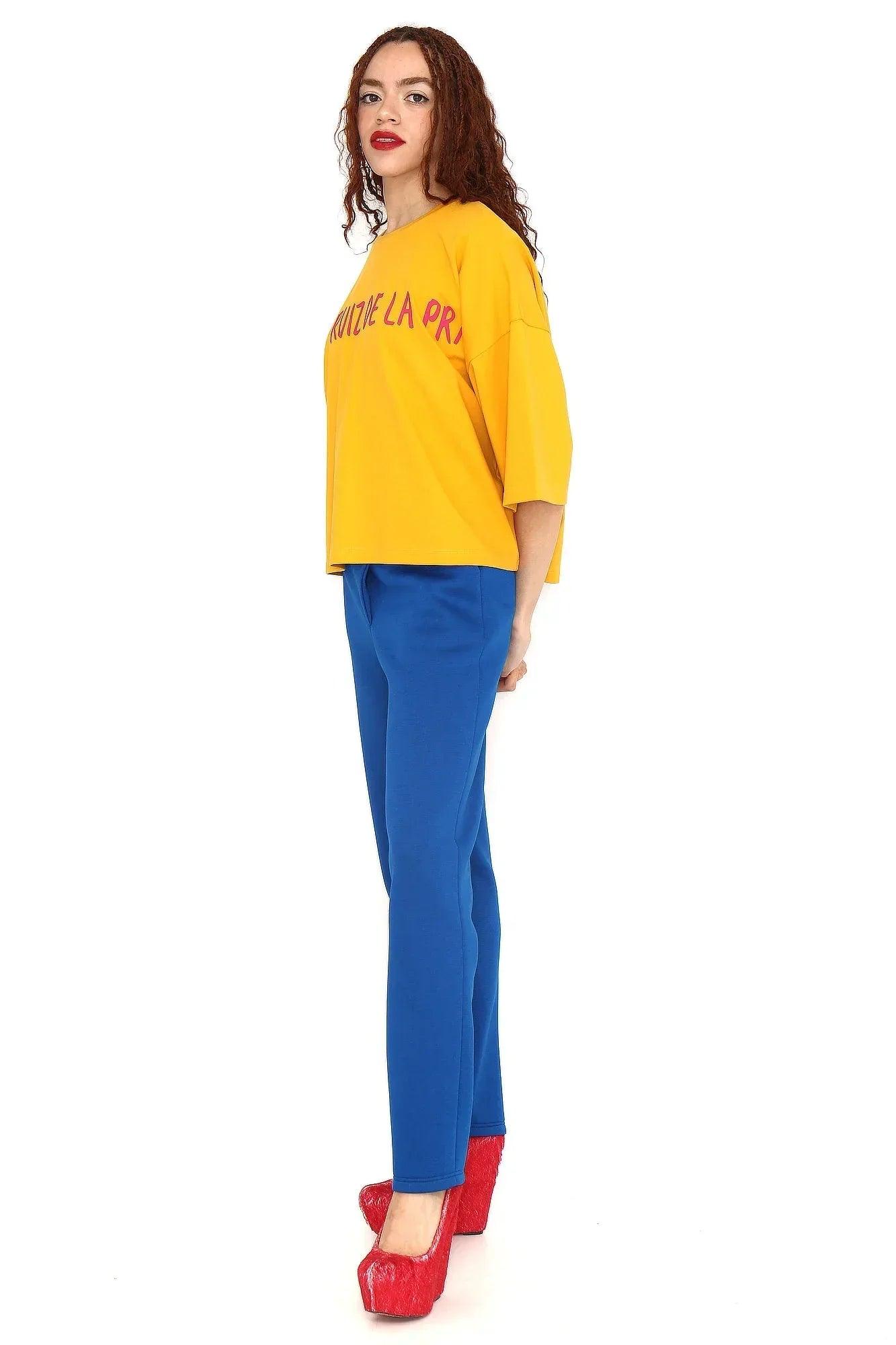 Camiseta oversize amarilla con estampado fucsia en la parte frontal