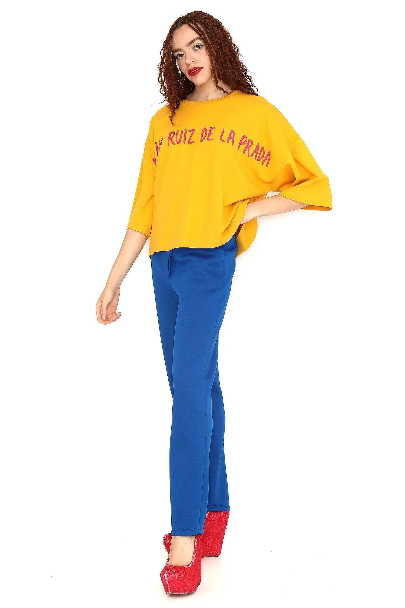Camiseta oversize amarilla con estampado fucsia en la zona superior