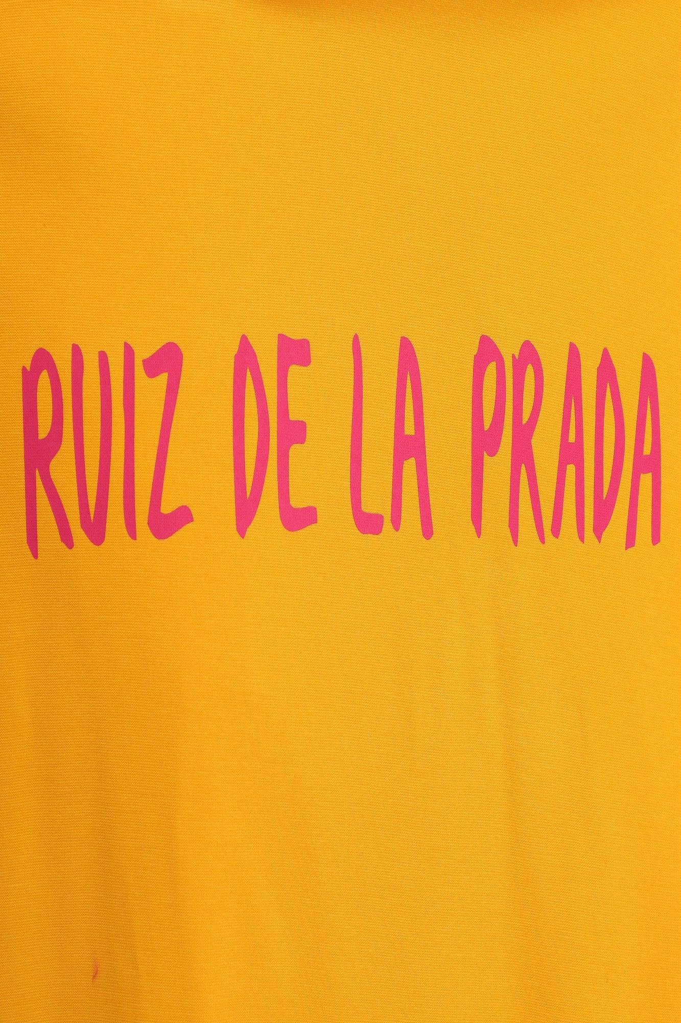 Camiseta amarilla: texto fucsia de estilo graffiti en la tela