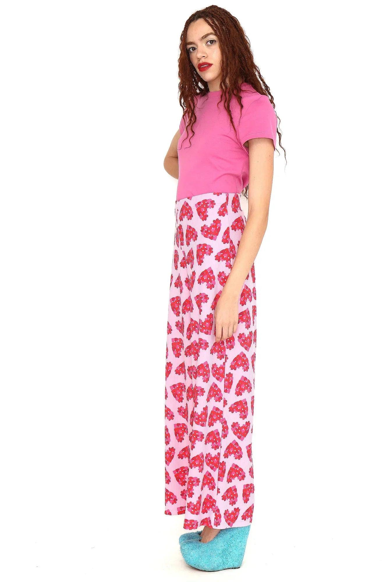 Pantalón largo rosa con corazones rojos y pernera amplia
