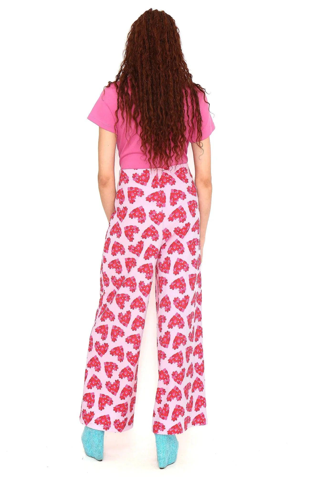 Pantalón rosa estampado con corazones rojos, vista trasera