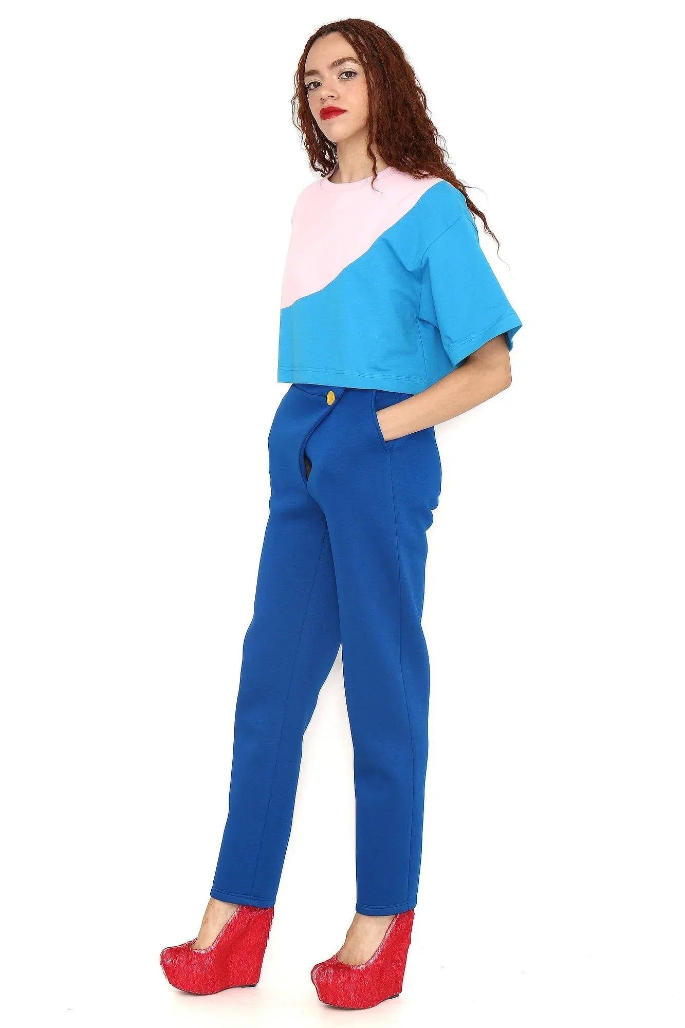 Camiseta bicolor con panel diagonal rosa y azul, cuello redondo y manga corta. - Agatha Ruiz de la Prada