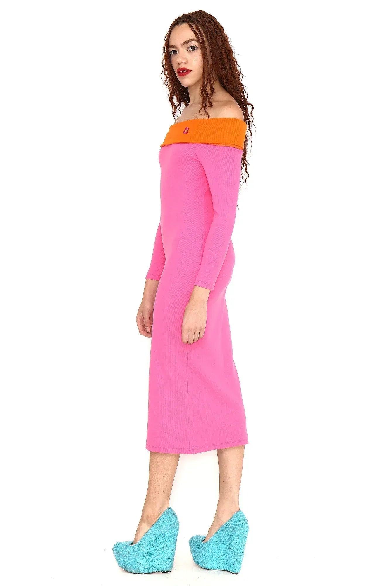 Vestido rosa midi con hombros descubiertos, franja naranja y mangas largas